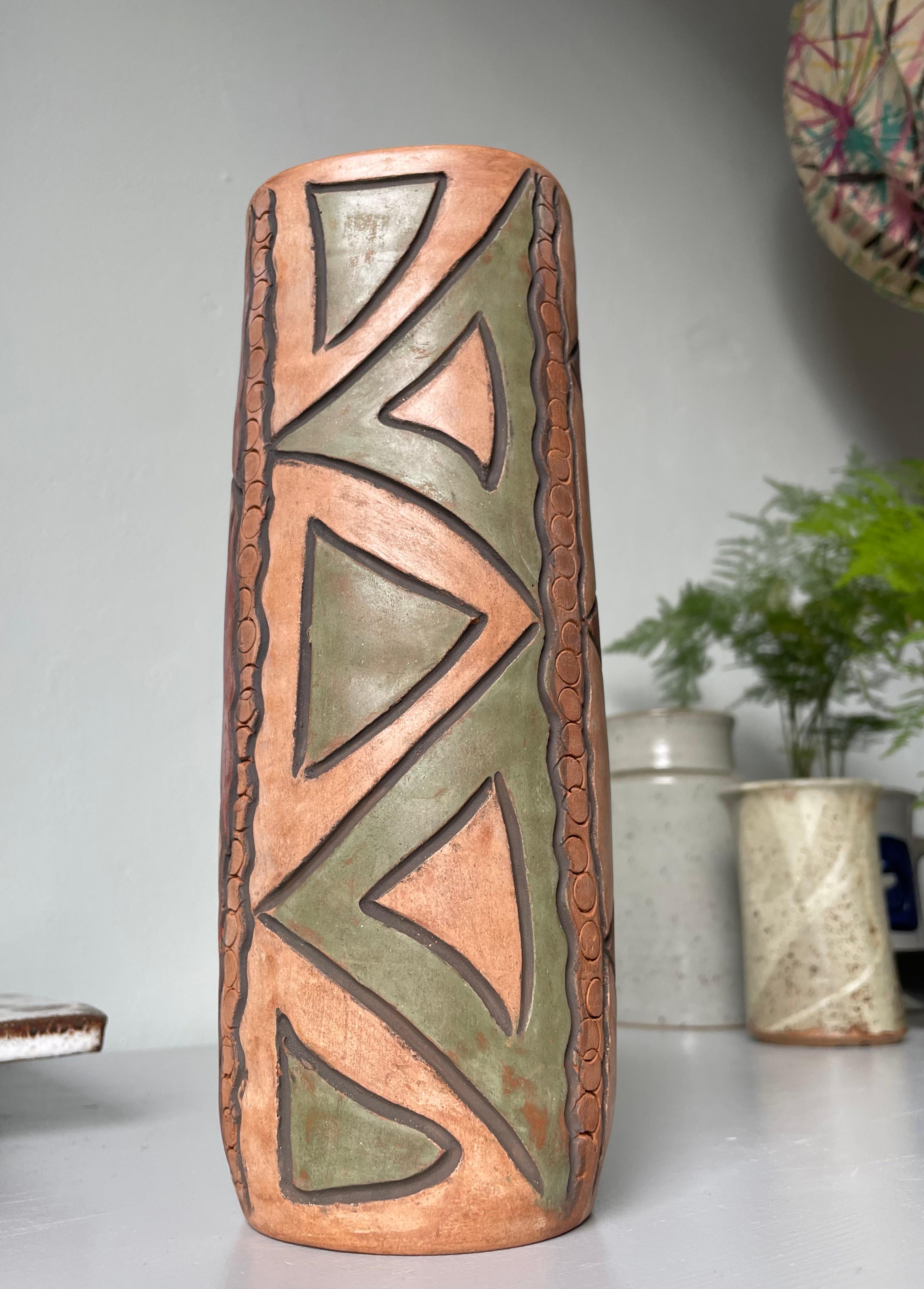 Ceramica Vaso in ceramica alto fatto a mano con decorazioni geometriche folcloristiche in vendita