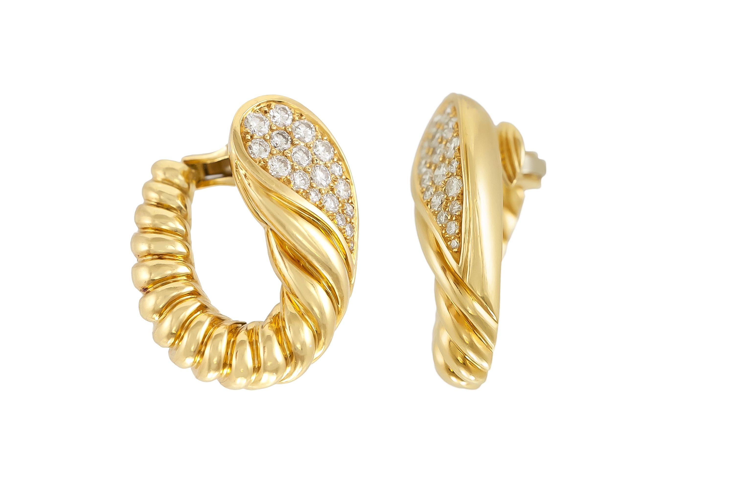 Les magnifiques boucles d'oreilles Tallarico sont finement réalisées en or jaune 18 carats et en diamants pesant environ 3,00 carats au total.
Circa 1970.
Signé par Tallarico.