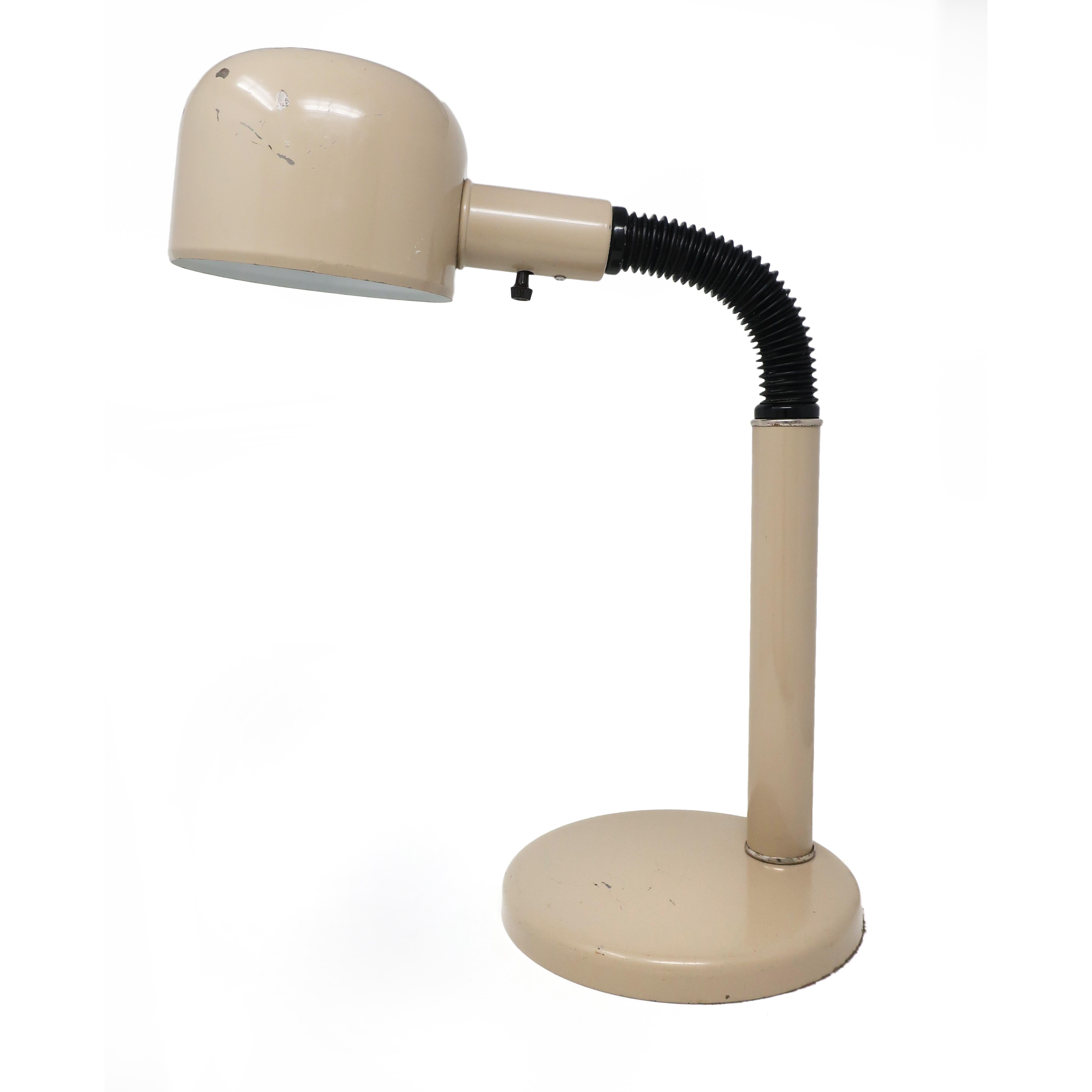 A fantastic space age tubular table lamp with tan metal shade, base and stem and black plastic adjustable neck. The mod metal shade and base have a few small paint loss spots. In very good vintage condition and works perfectly.

Measures: 8