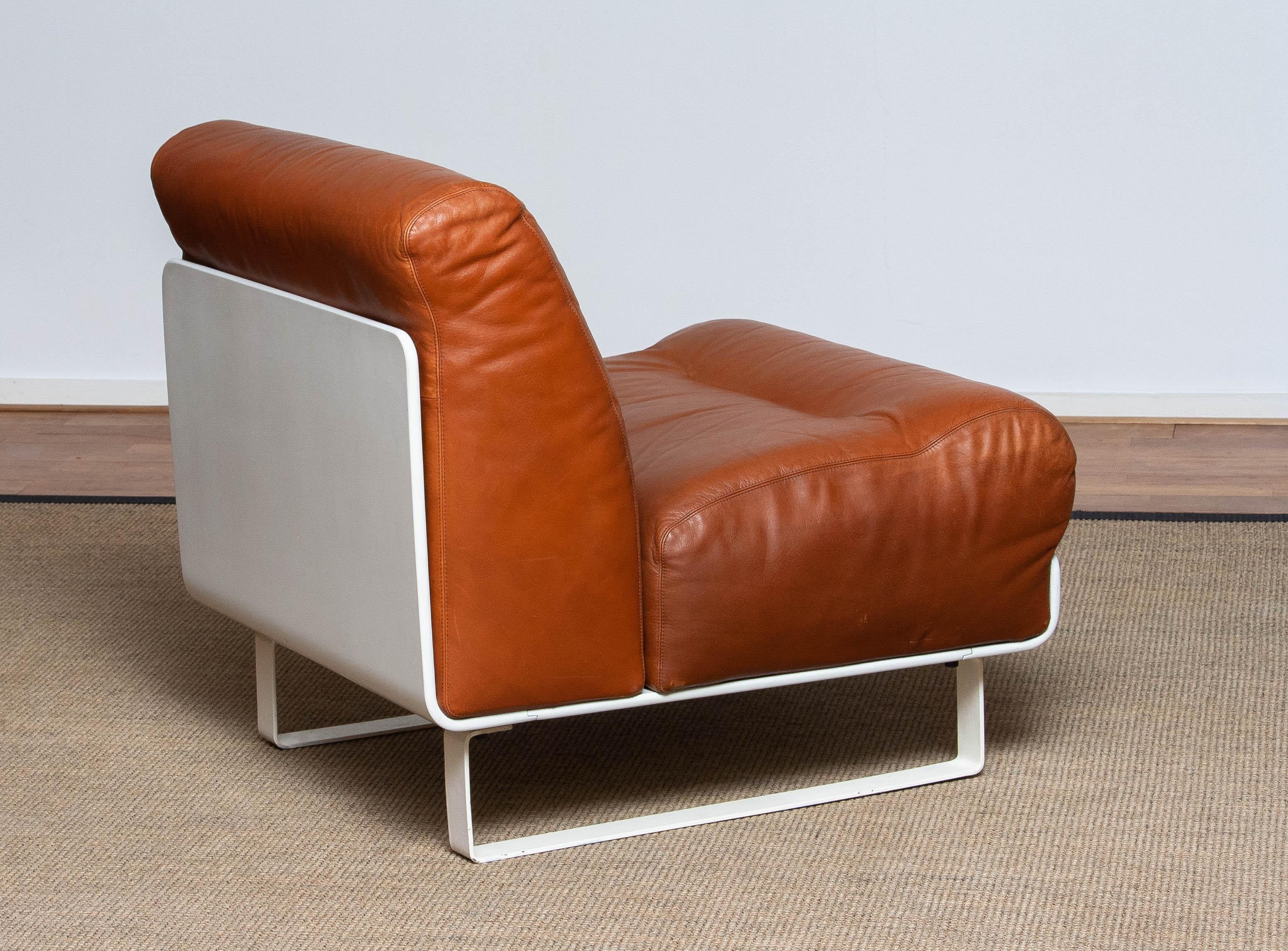 1970's Tan / Cognac Leather Lounge / Club Chair with White Shell 'Orbis' by COR In Good Condition For Sale In Silvolde, Gelderland