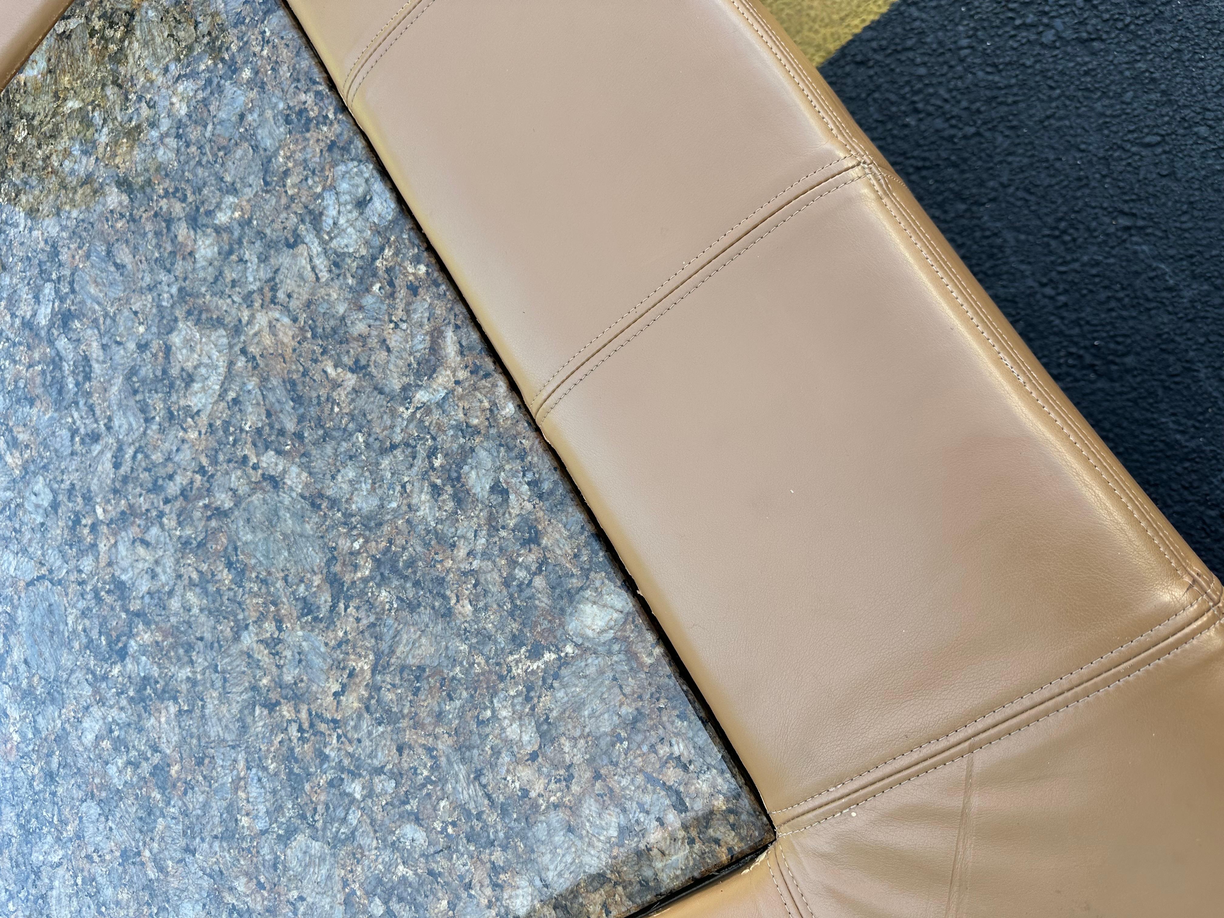 Tavolino da caffè monumentale con intarsio in pietra di granito su rotelle, anni '70, in pelle marrone, con intarsio in pietra di granito. in vendita 3