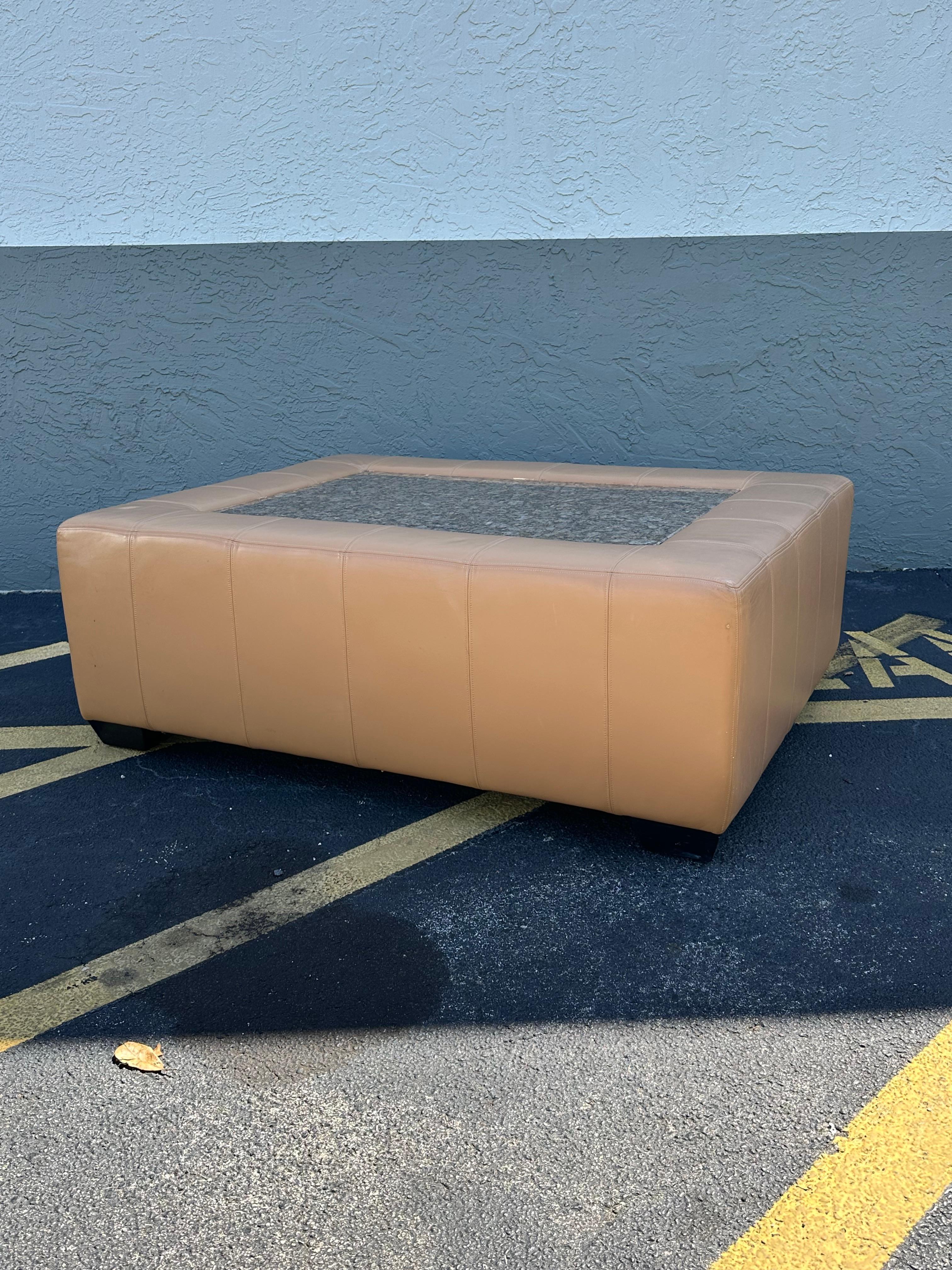 Tavolino da caffè monumentale con intarsio in pietra di granito su rotelle, anni '70, in pelle marrone, con intarsio in pietra di granito. In condizioni buone in vendita a Fort Lauderdale, FL