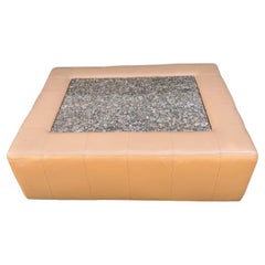 1970er Jahre Tan Leder Monumental Granit Stein Intarsien Couchtisch auf Rollen