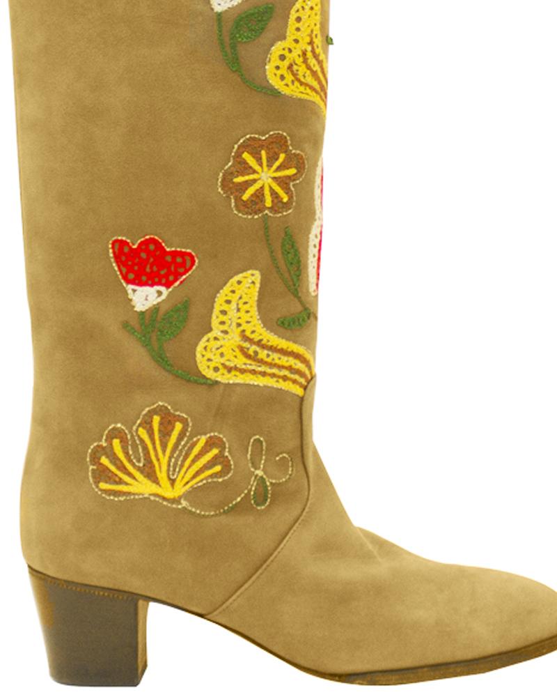 1970s Tan Suede Floral Embroidery Boots In Good Condition For Sale In Toronto, Ontario