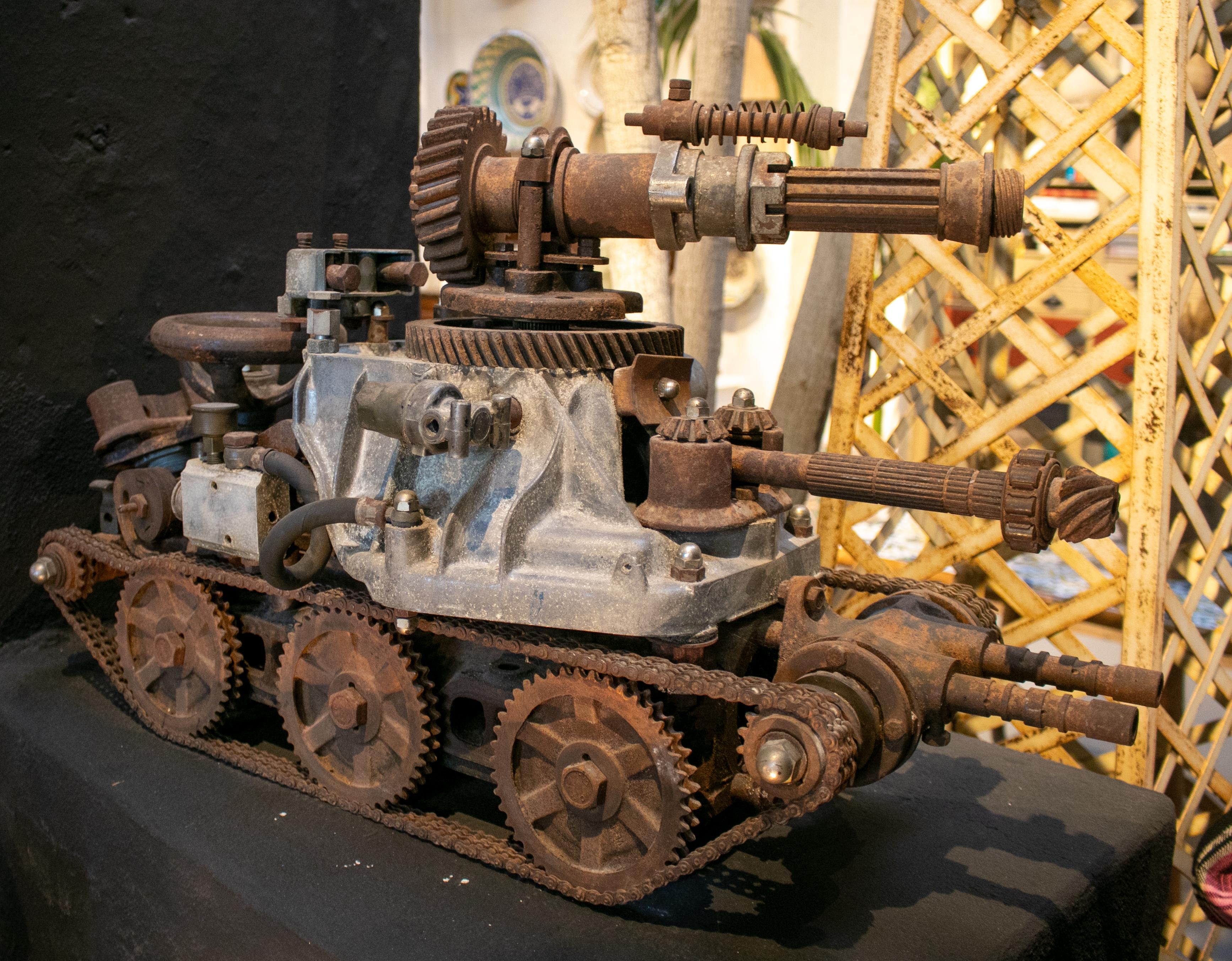 Européen Sculpture de char d'assaut avec canon réalisée dans les années 1970 à partir de vieilles pièces mécaniques en métal en vente