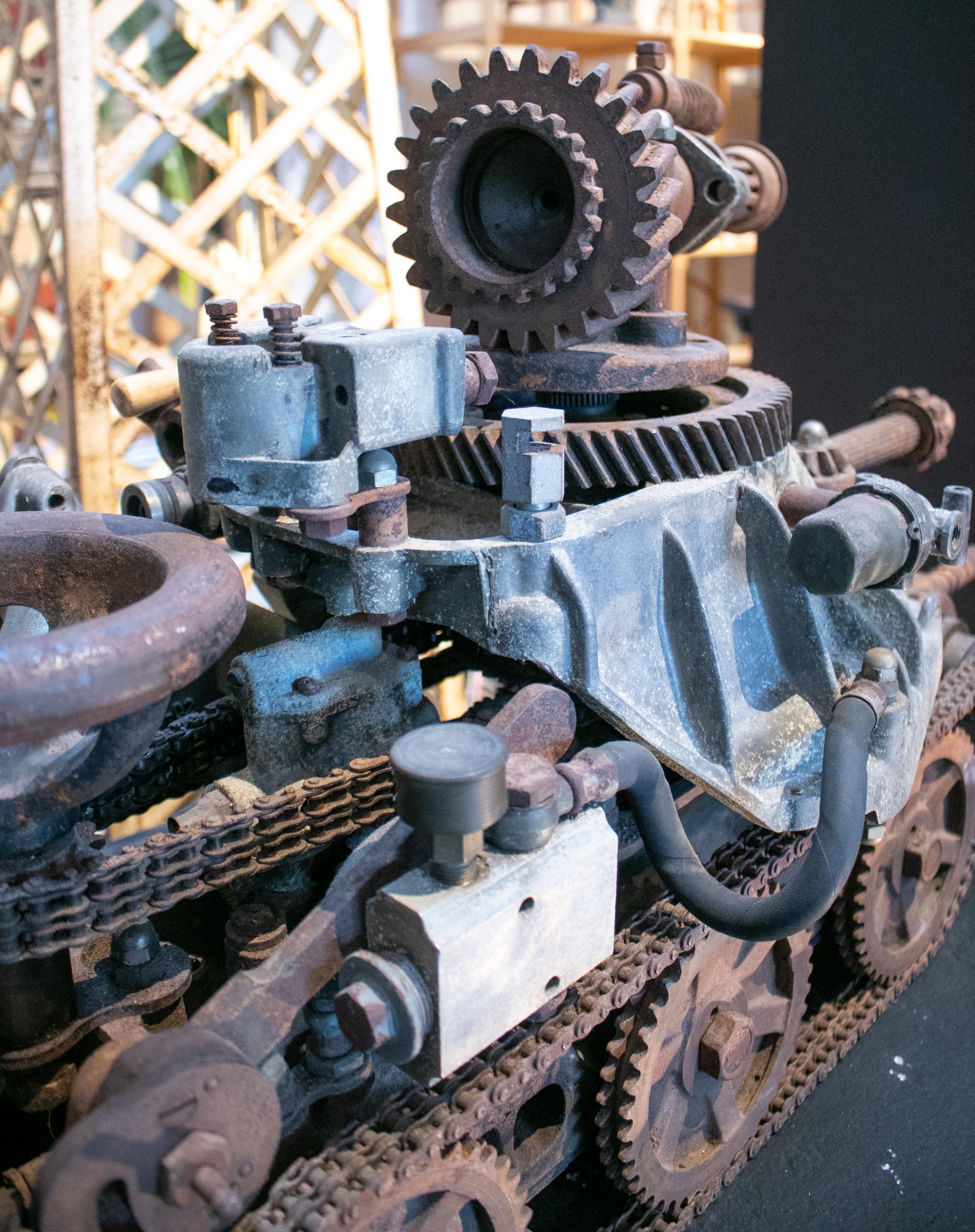 Sculpture de char d'assaut avec canon réalisée dans les années 1970 à partir de vieilles pièces mécaniques en métal Bon état - En vente à Marbella, ES