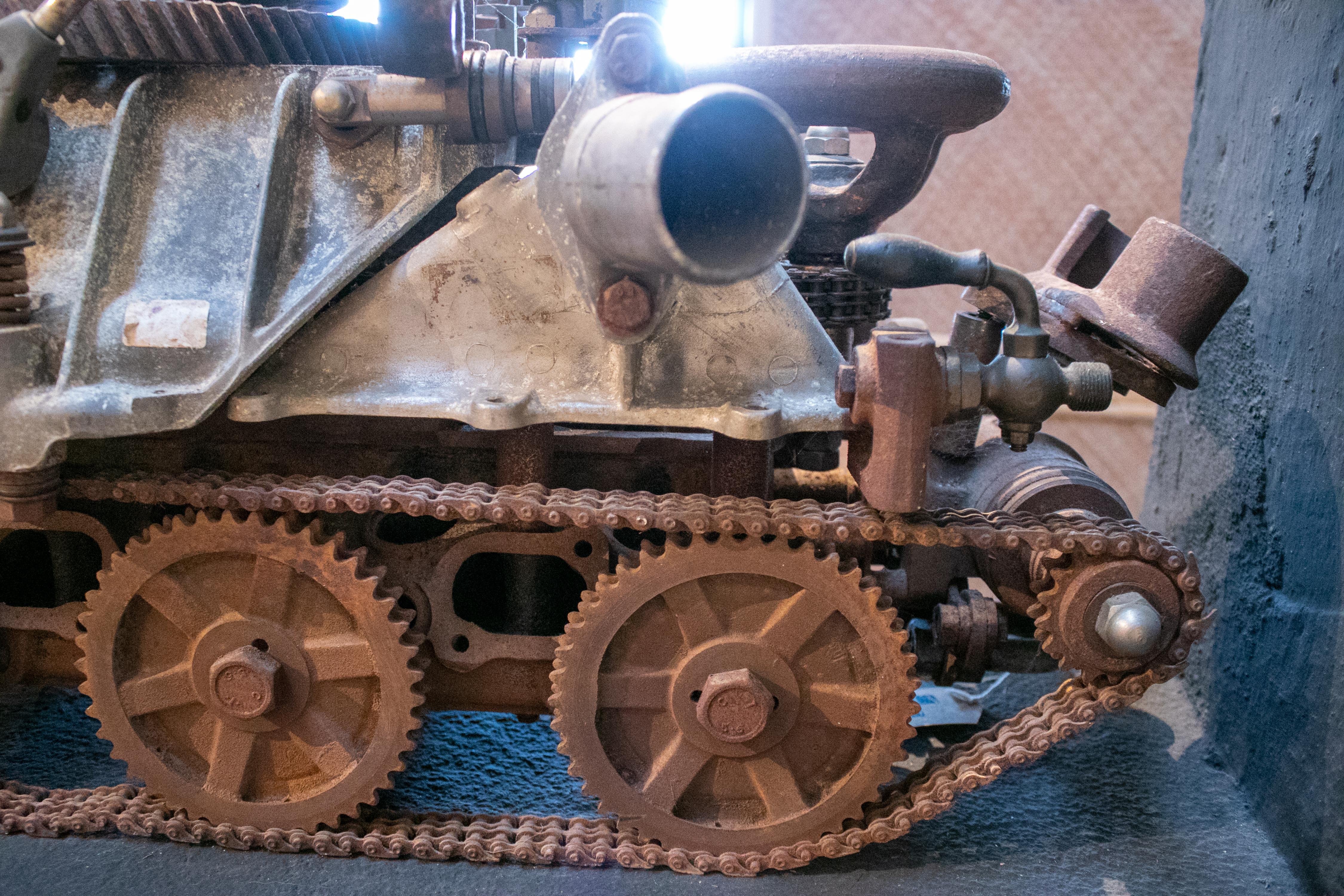Fer Sculpture de char d'assaut avec canon réalisée dans les années 1970 à partir de vieilles pièces mécaniques en métal en vente