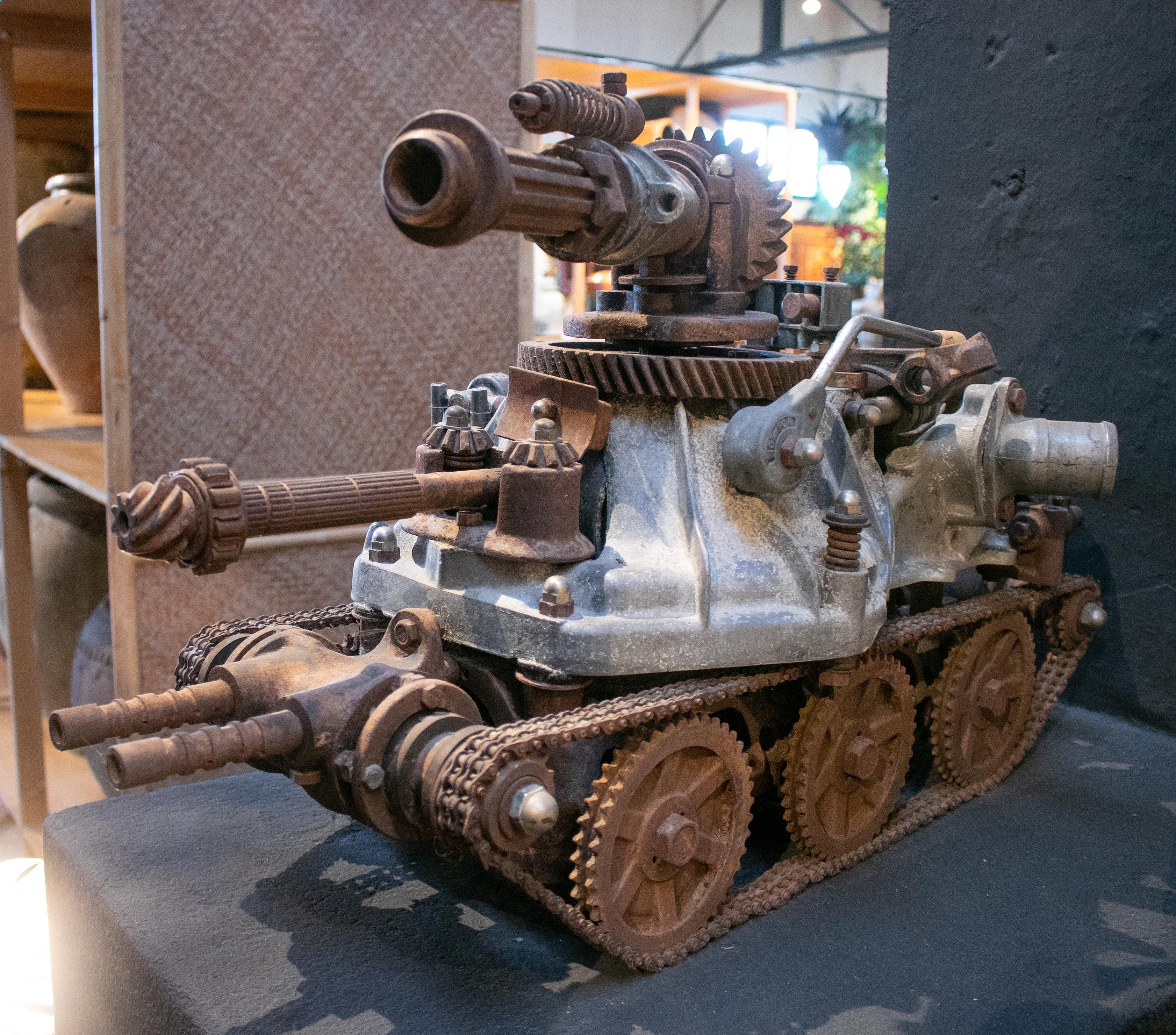 Sculpture de char d'assaut avec canon réalisée dans les années 1970 à partir de vieilles pièces mécaniques en métal en vente 1