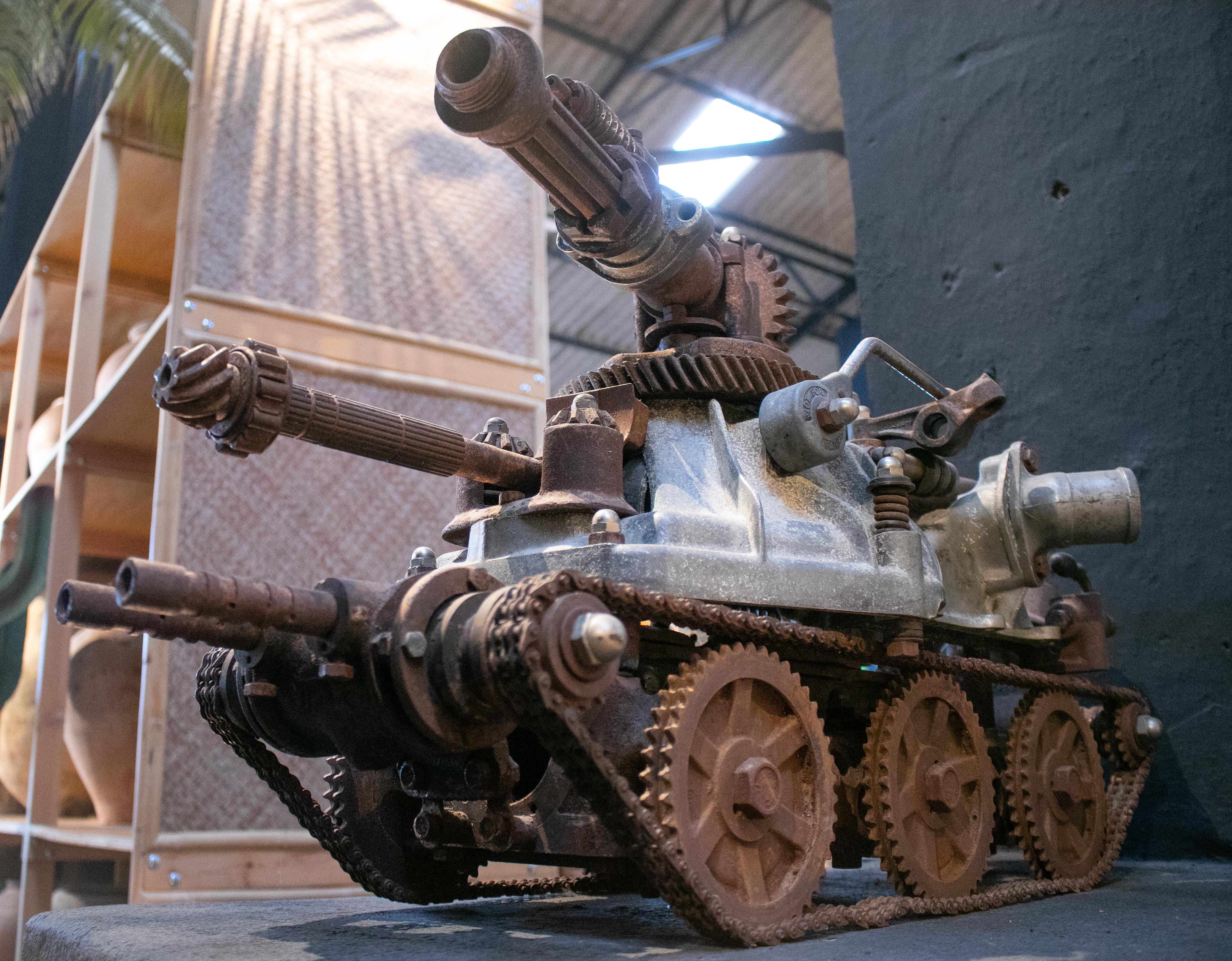 1970er Panzer mit Kanone Skulptur mit verschiedenen alten mechanischen Metall Pieces gemacht im Angebot 2