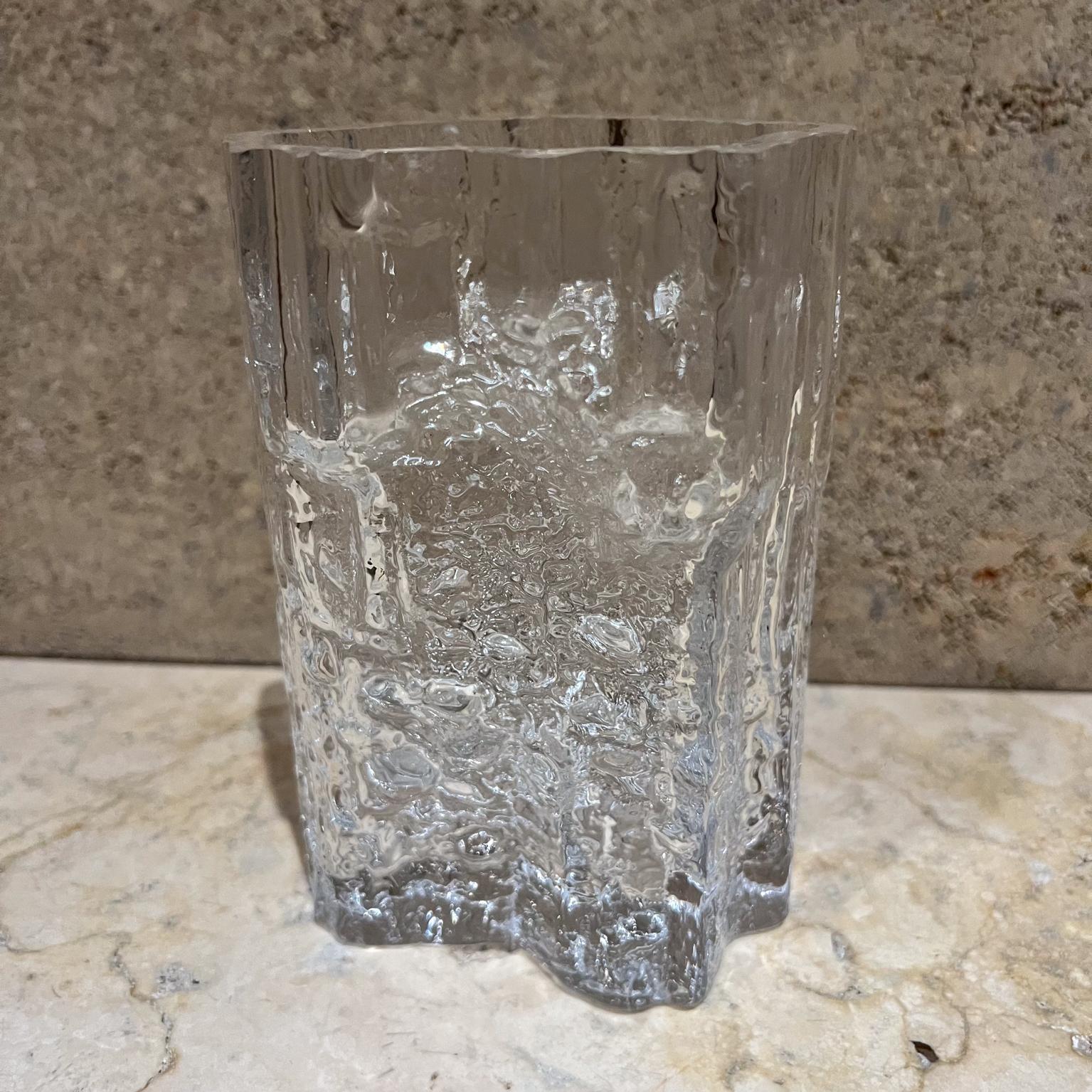 AMBIANIC presenta
Vaso di cristallo Iittala Scandinavo anni '70 in vetro artistico
Tapio Wirkkala Finlandia
Vaso da ghiaccio in vetro con motivo Iittala Pinus.  
6,5 x 4,5 x 4 D.
Condizioni vintage usate
Vedi tutte le immagini fornite.