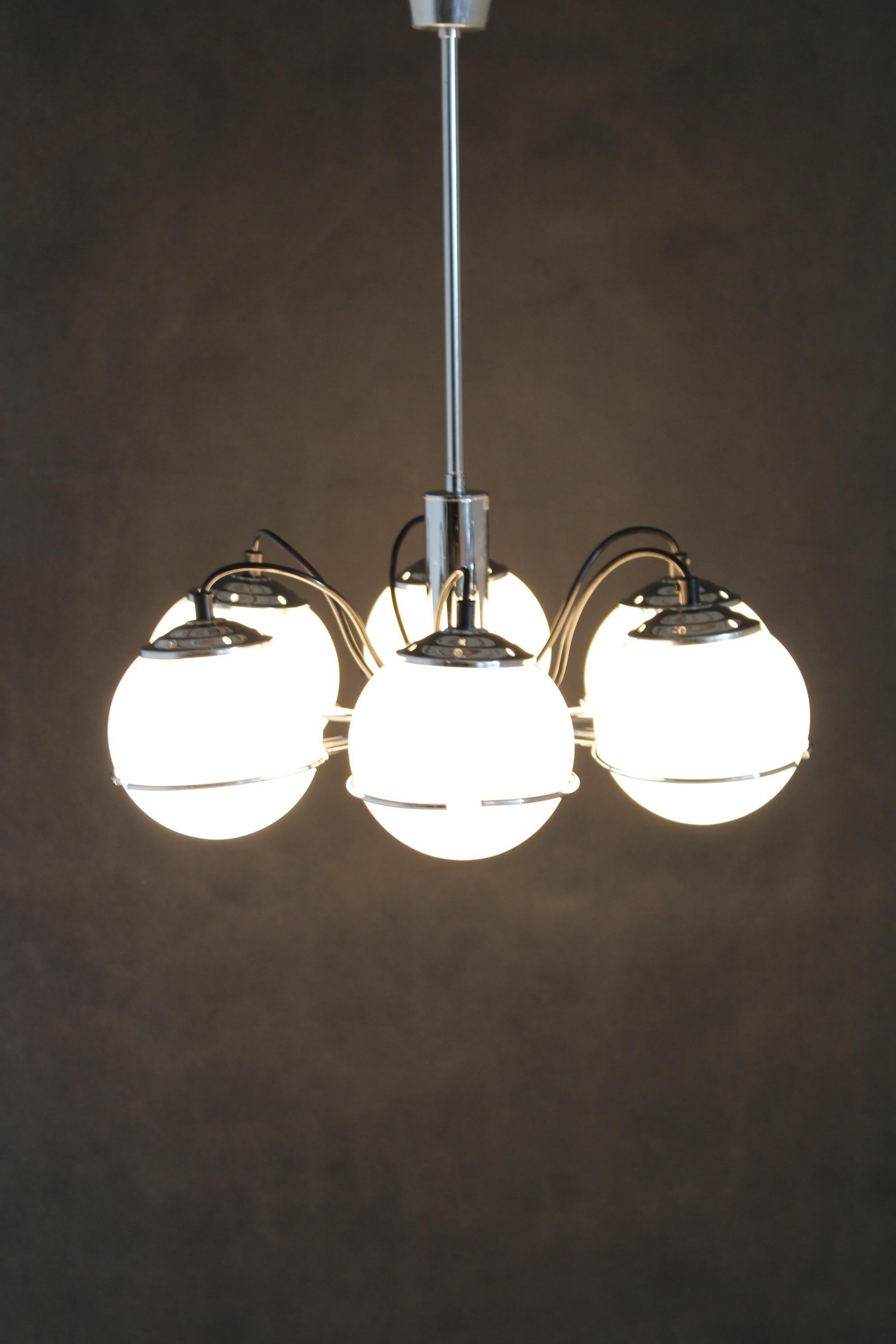 1970s Targetti Sankey Italian Chrome and Opaline Glass Chandelier For Sale 5