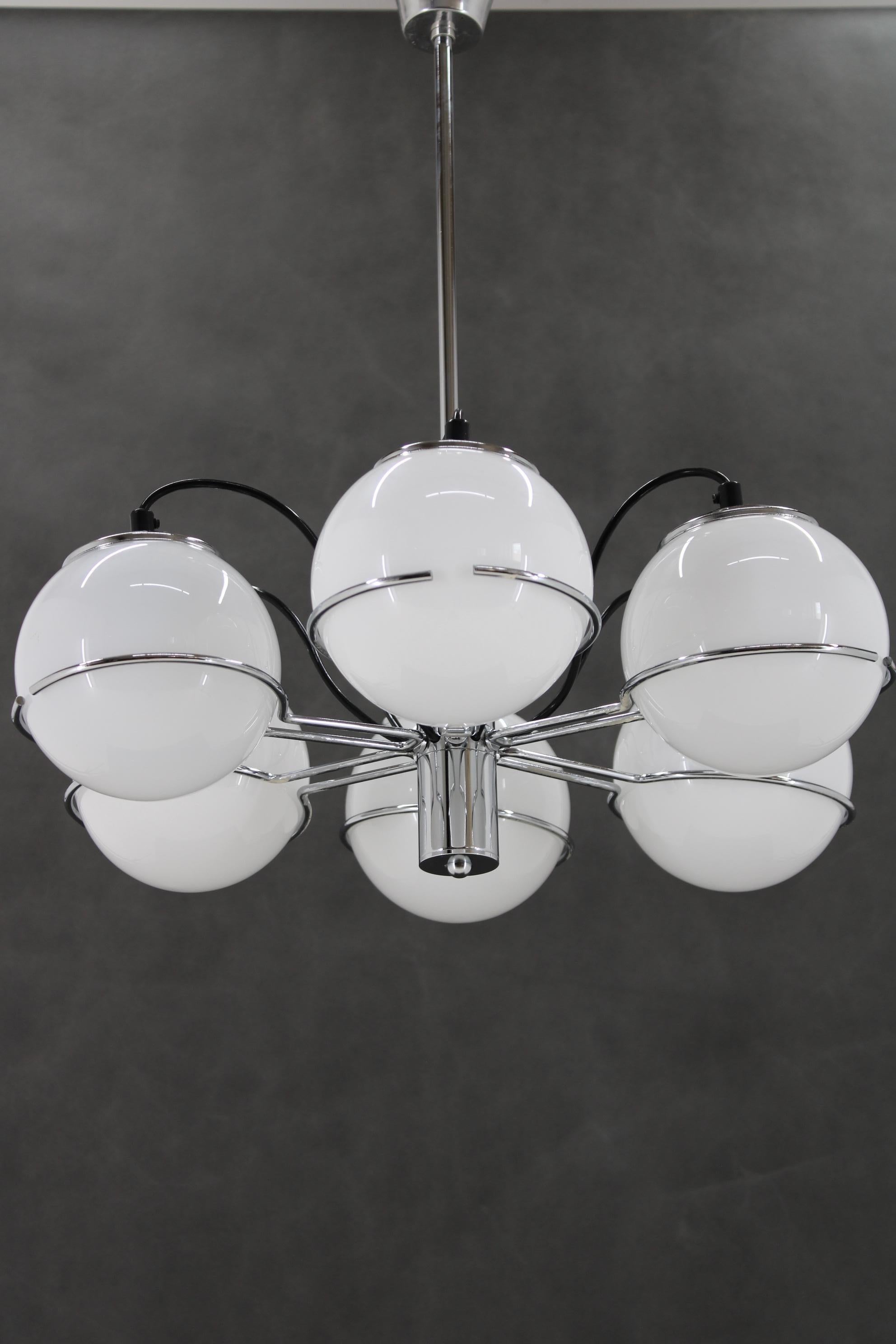 Mid-Century Modern 1970s Targetti Sankey Italian Chrome and Opaline Glass Chandelier For Sale