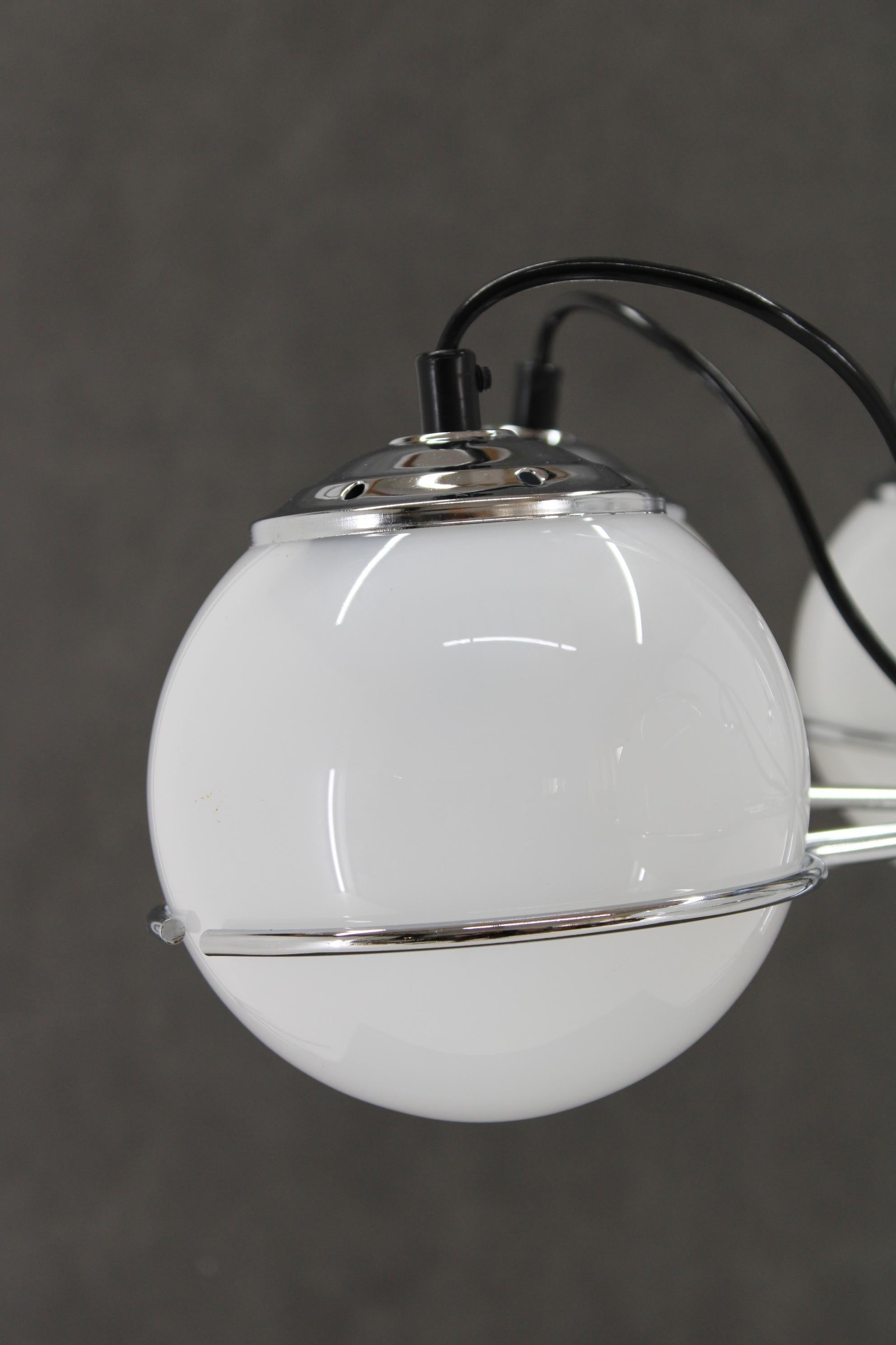 1970s Targetti Sankey Italian Chrome and Opaline Glass Chandelier In Good Condition For Sale In Praha, CZ
