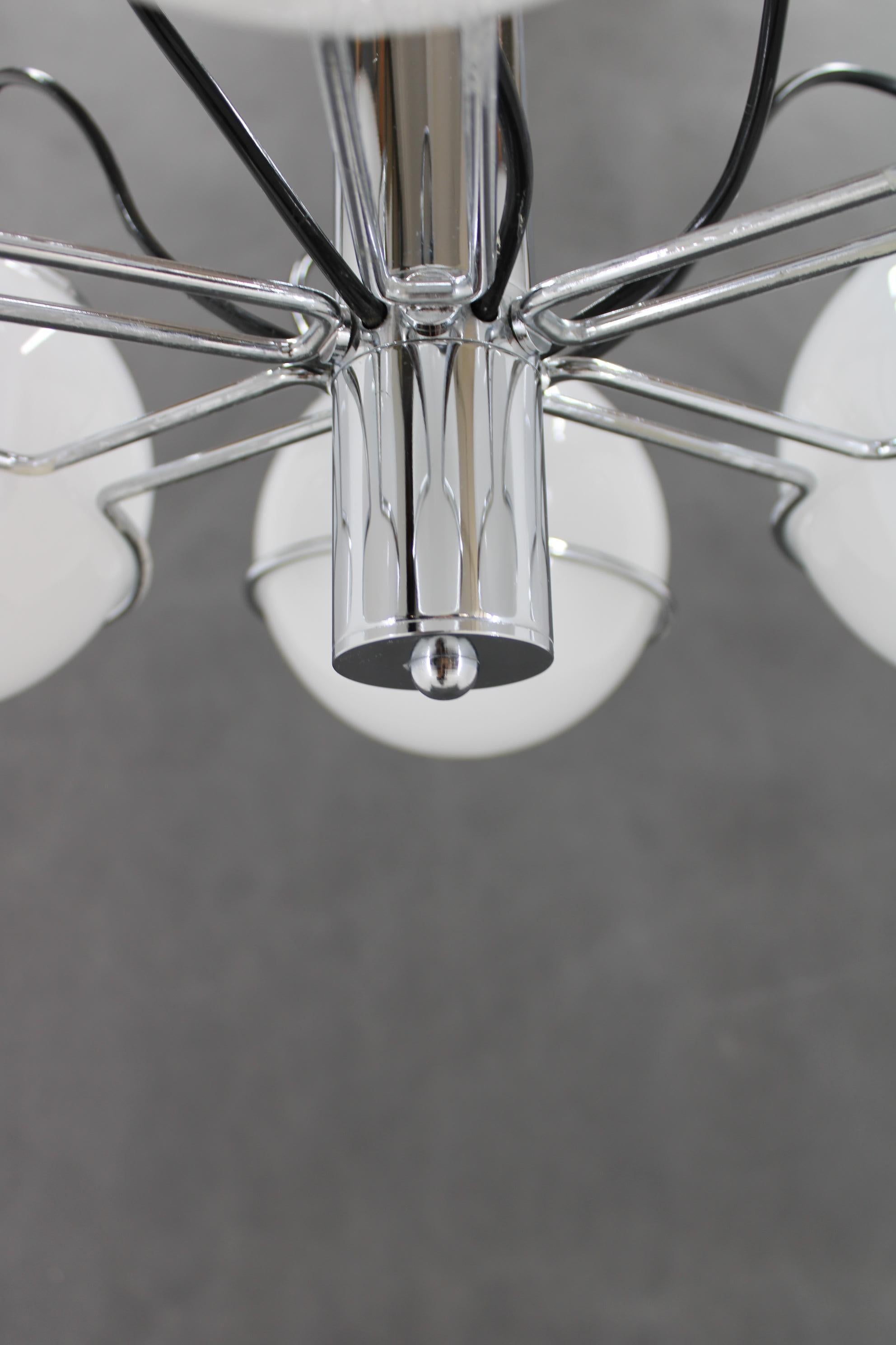 1970s Targetti Sankey Italian Chrome and Opaline Glass Chandelier For Sale 1