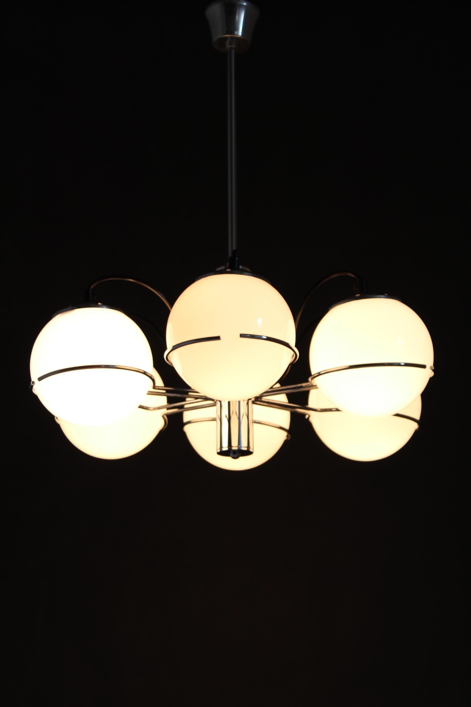 1970s Targetti Sankey Italian Chrome and Opaline Glass Chandelier For Sale 3