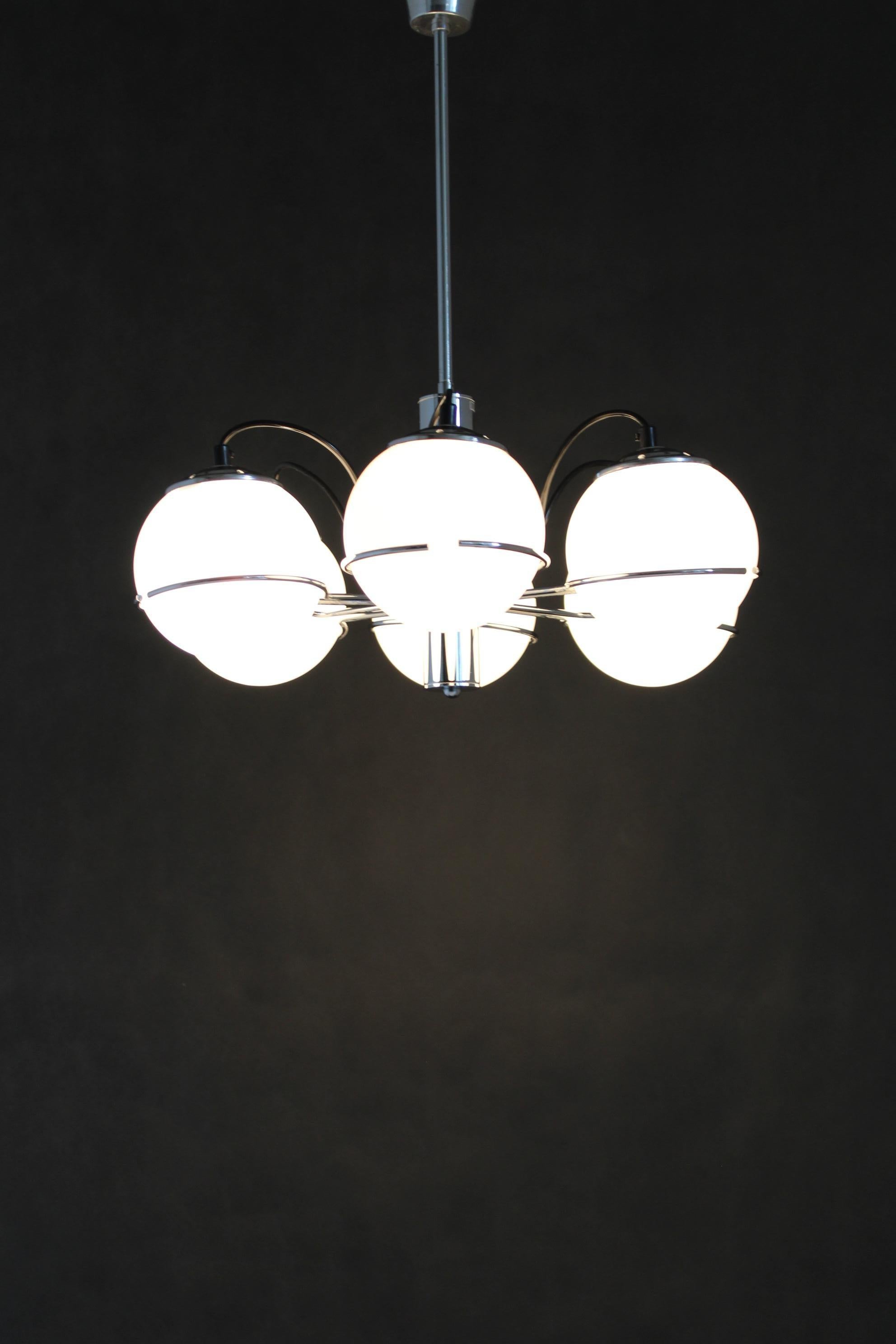 1970s Targetti Sankey Italian Chrome and Opaline Glass Chandelier For Sale 4