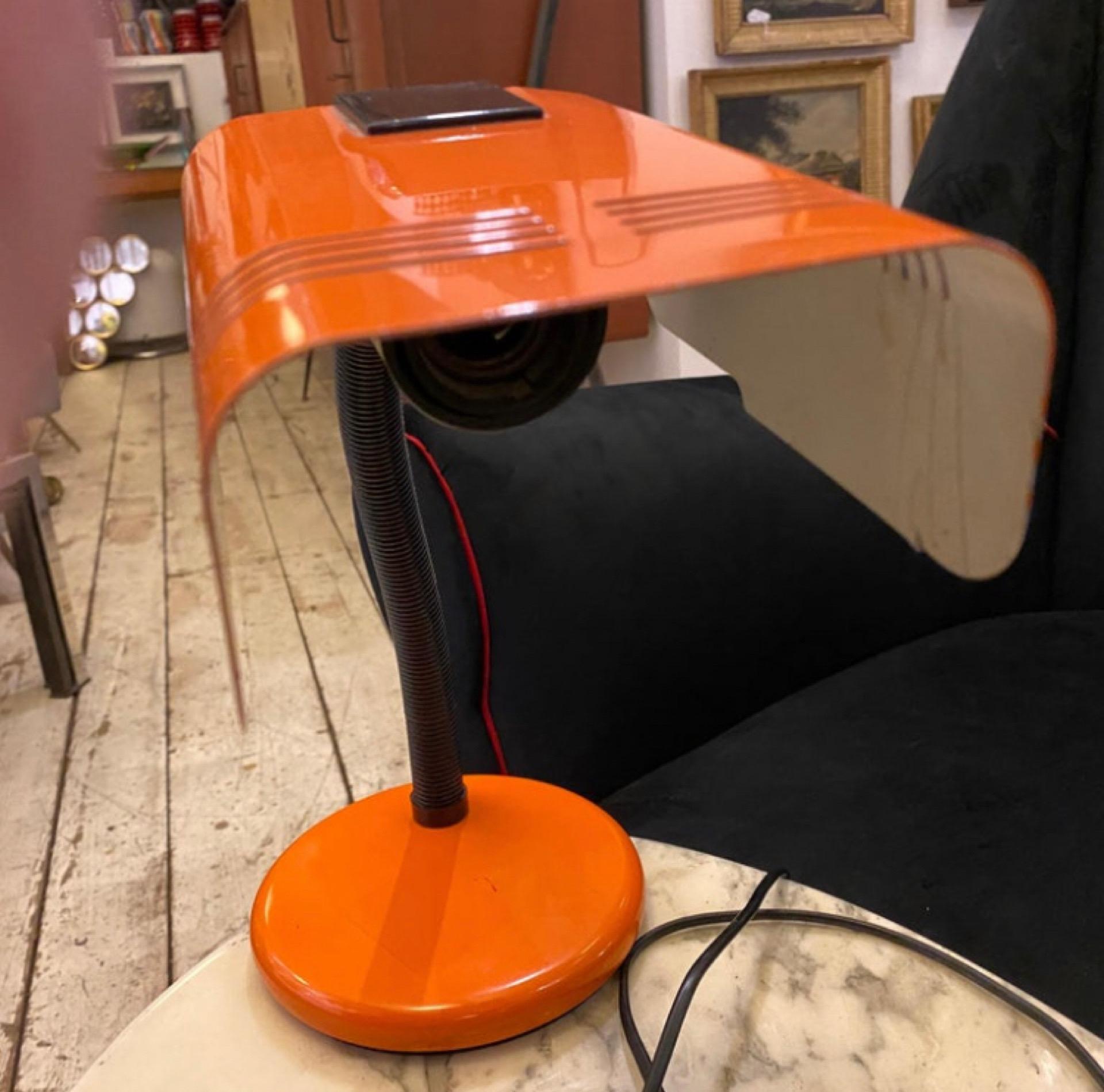 Lampe de table orange et noire de Targetti, de style moderne du milieu du siècle. Elle fonctionne en 110-240 volts et nécessite une ampoule e27 ordinaire. La lampe est marquée sur le fond.