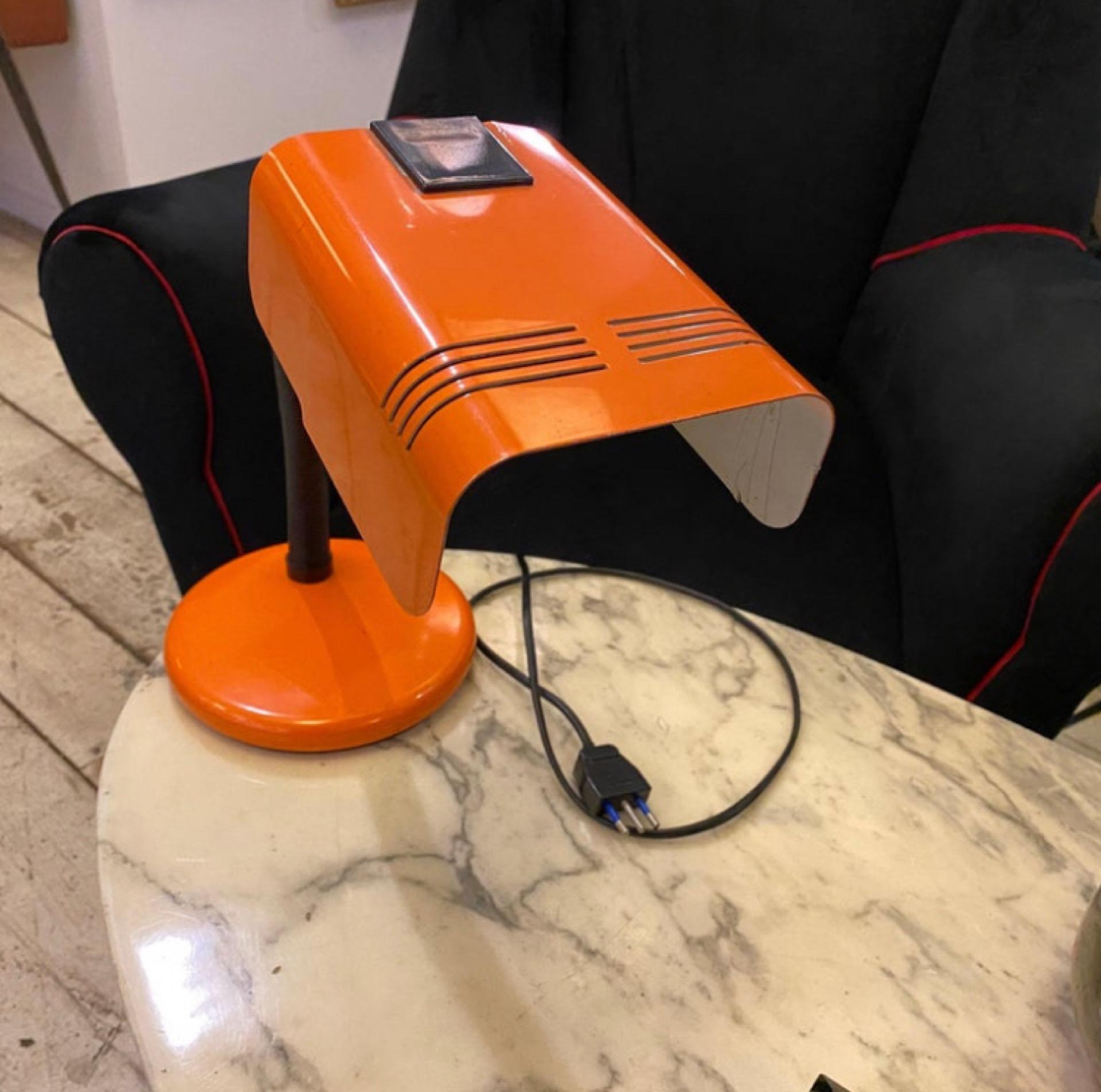 Ère spatiale Targetti lampe de bureau italienne orange et noire de l'ère spatiale des années 1970 en vente