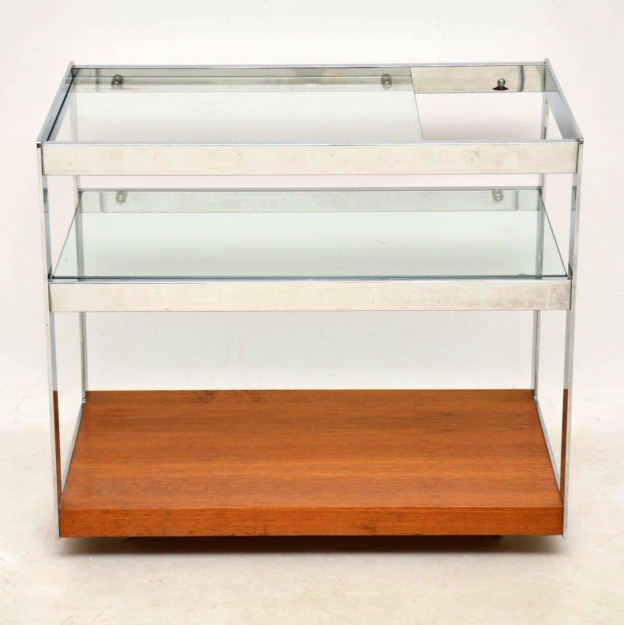 A stunning and rare drinks trolley, this was designed by Richard Young for Merrow Associates, it dates from the 1970s. These are very rare, and they usually come in rosewood, they are hardly ever seen in teak. This is in good vintage condition with
