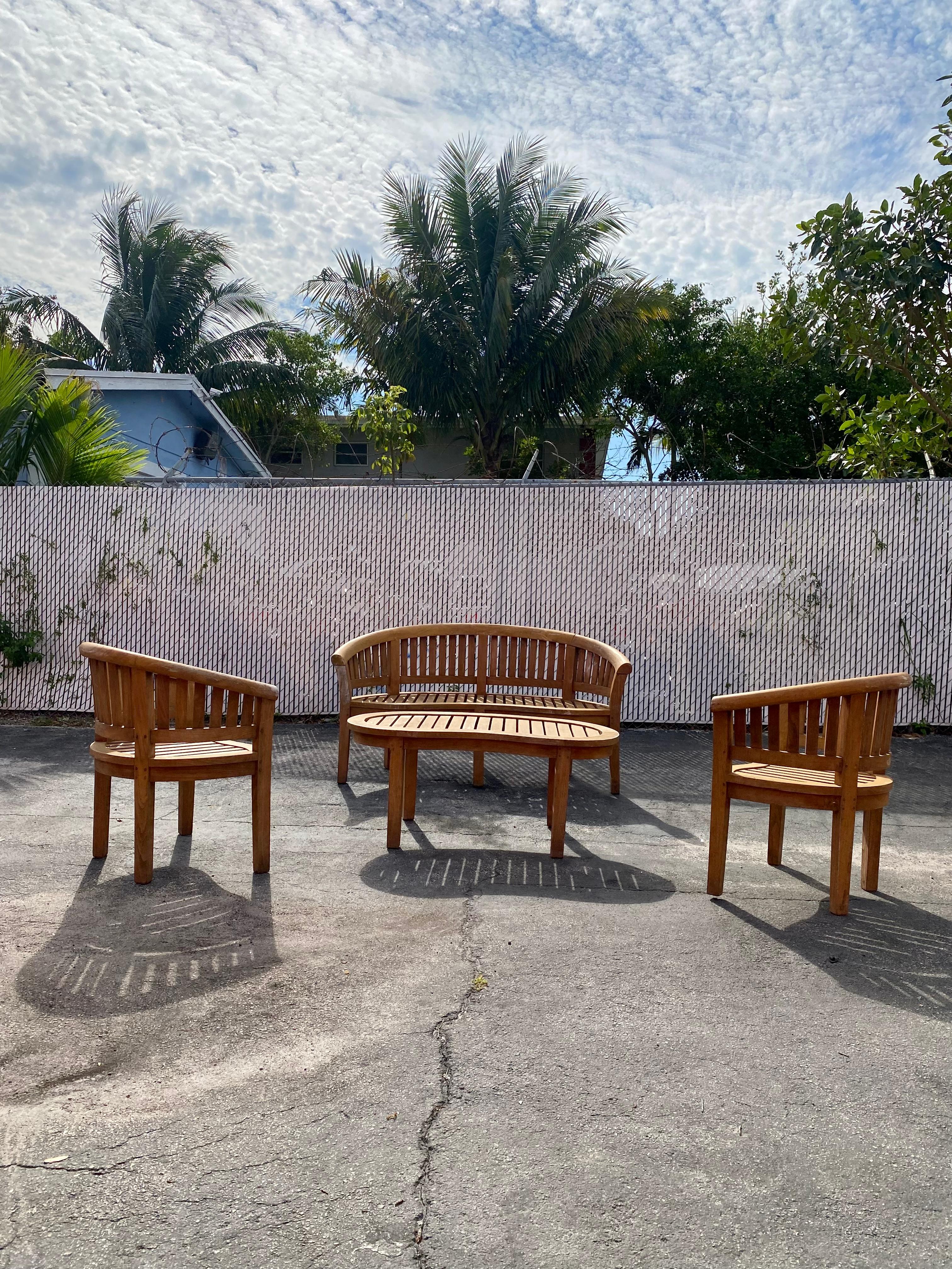 Bei dieser Gelegenheit wird eines der schönsten Nierensets aus Teakholz angeboten, die man sich wünschen kann. Dies ist ein hervorragendes Design, das durchgängig gezeigt wird. Schauen Sie sich nur die herrlich geschwungenen Details dieser Schönheit