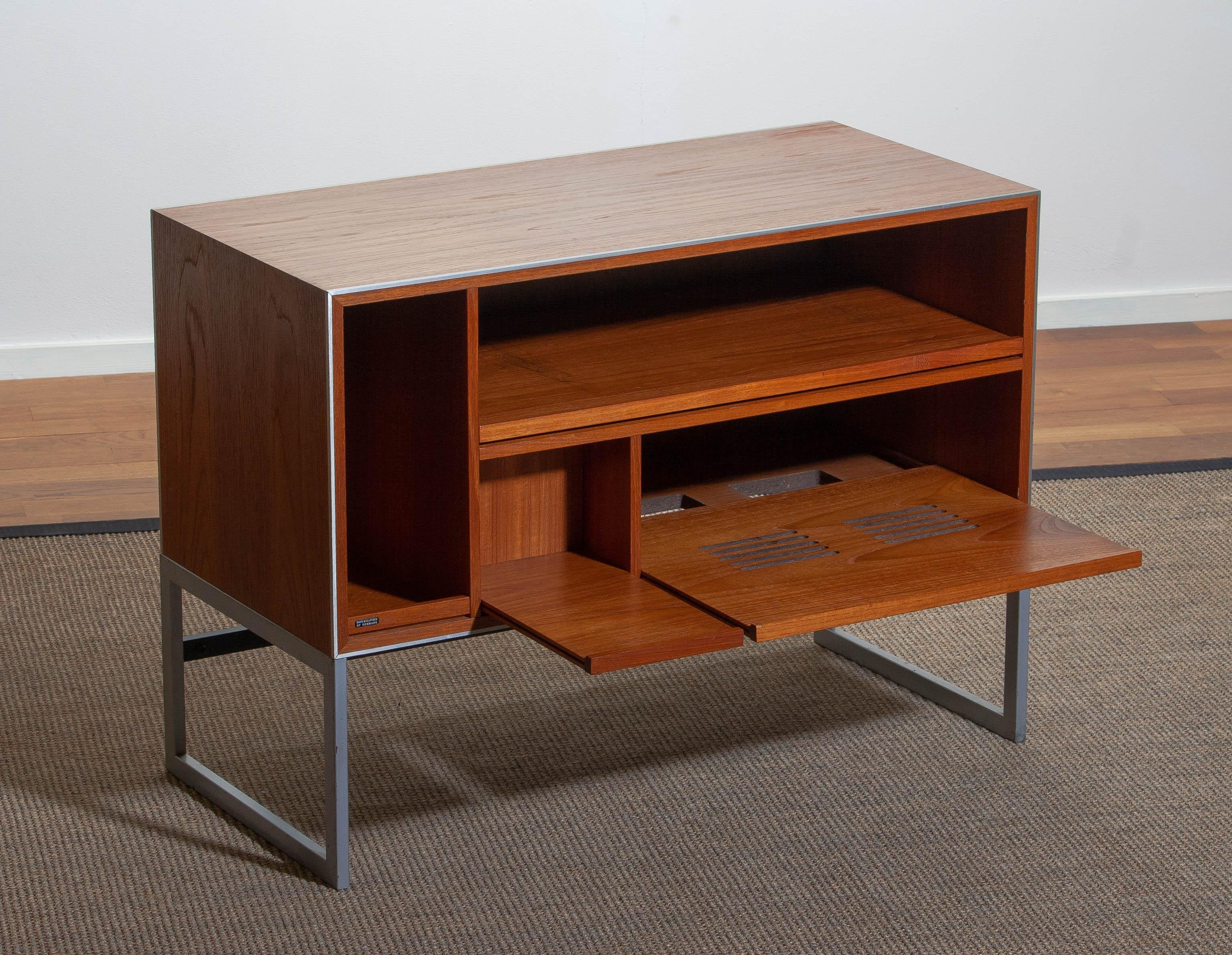 Excellent 1970s audio cabinet designed by Jacob Jensen for Bang & Olufsen in teak.
This media console is build up with three pullout / pull-out shelves with discreet cord channeling at bottom to conceal wires, with vinyl storage compartment on the