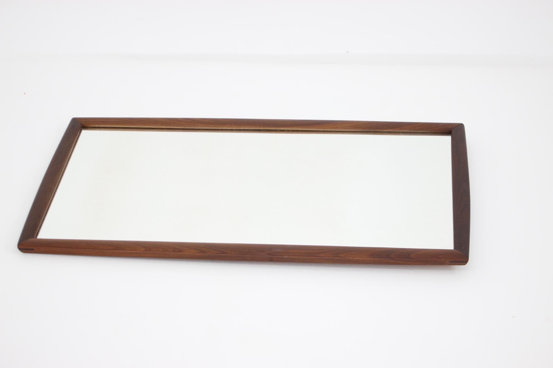 - Good original condition with minor signs of wear.
- Frame made of teak wood.