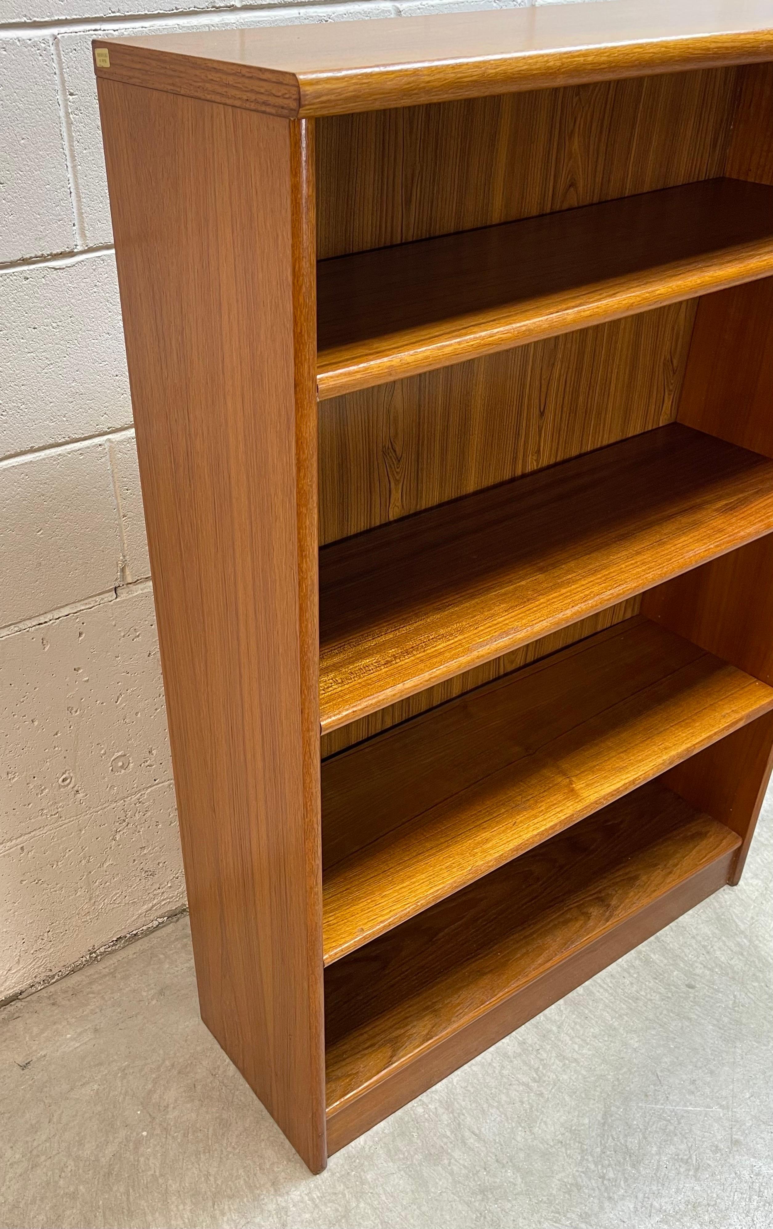 1970s Teak Wood Bookcase For Sale 1