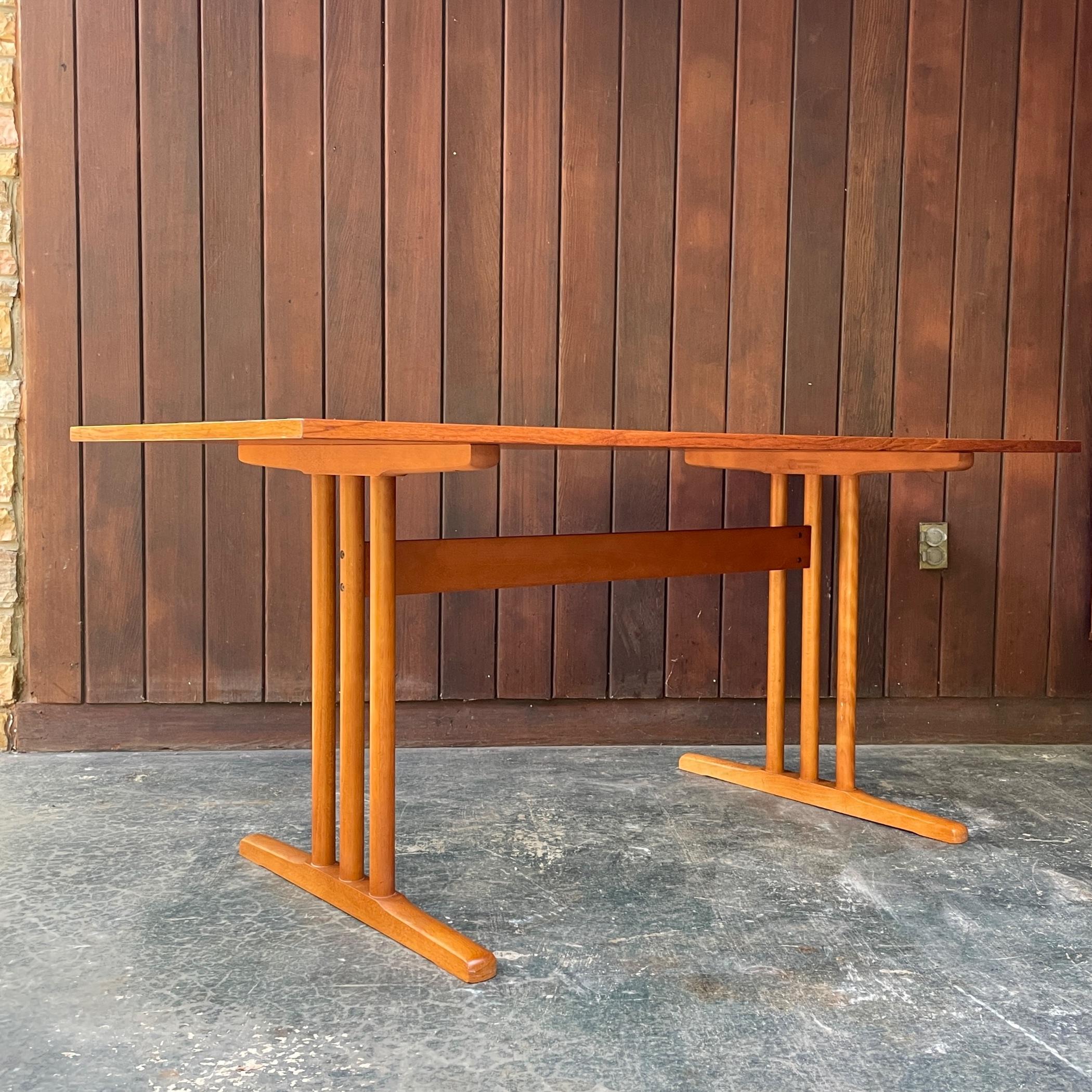 Table de travail danoise du milieu du siècle, lourde, solide et stable, qui peut également être utilisée comme table à manger pour deux personnes.

Le plateau est en bois massif avec un placage en teck, présentant beaucoup d'usure ; quelques