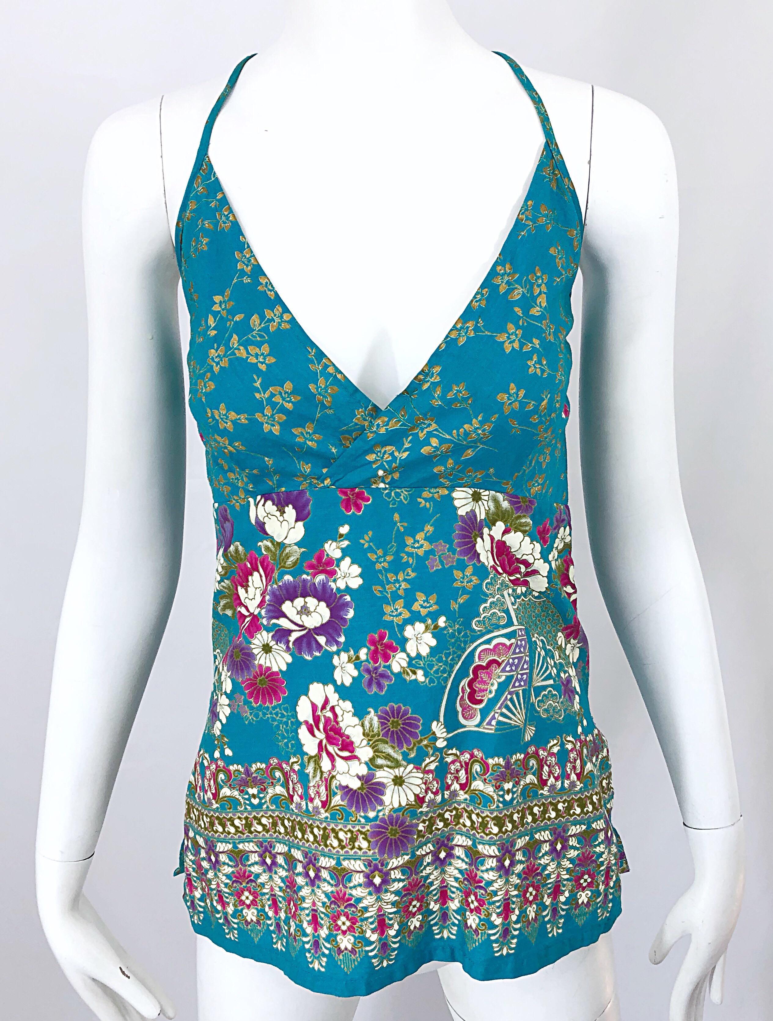 Beautiful vintage late 1970s teal / turquoise blue hand painted cotton halter top! Features a vibrant teal blue backdrop with hot pink / fuchsia, purple, green and gold leaf throughout. Criss cross halter style ties in the enter back. Hidden zipper