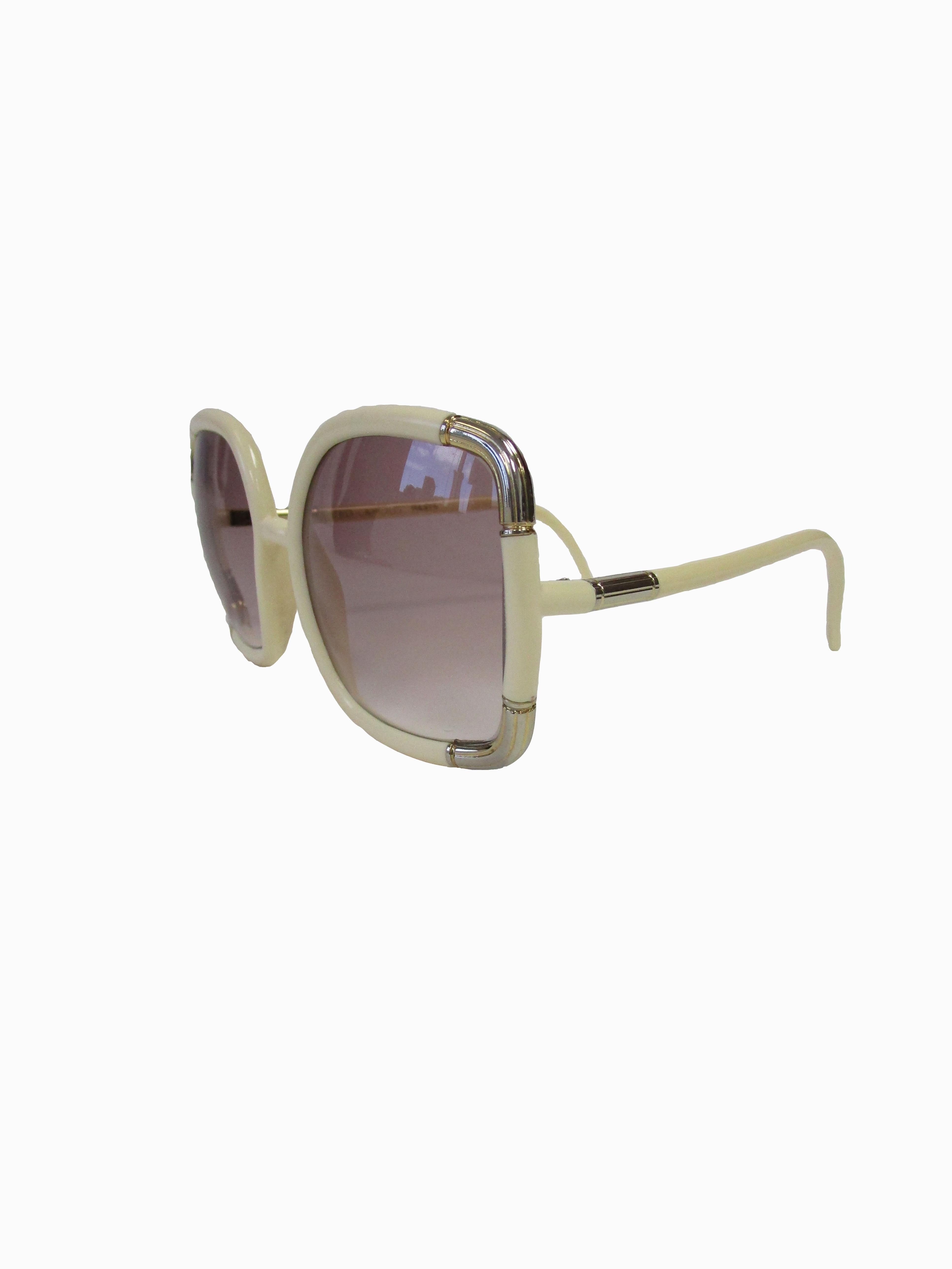 
Classic Ted Lapidus sunglasses featuring ivory frames with gold accents and dusky pink lenses

Lens Width-57mm
Bridge Width- 15mm
Temple (arm) Length - 149mm