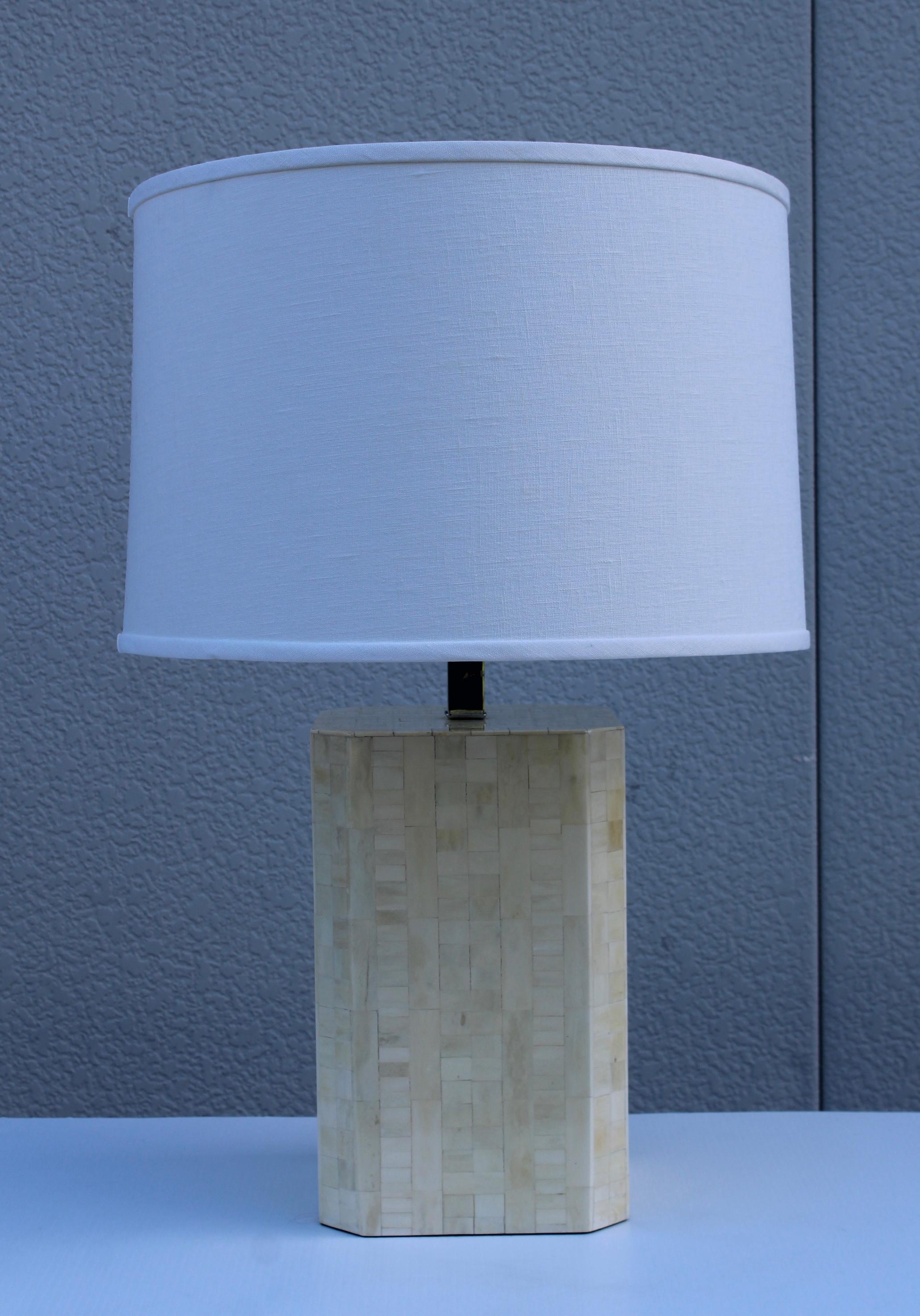 1970s mid-century modern tesselated bone with chrome hardware table lamp, in vintage original condition with minor wear and patina due to age and use.
