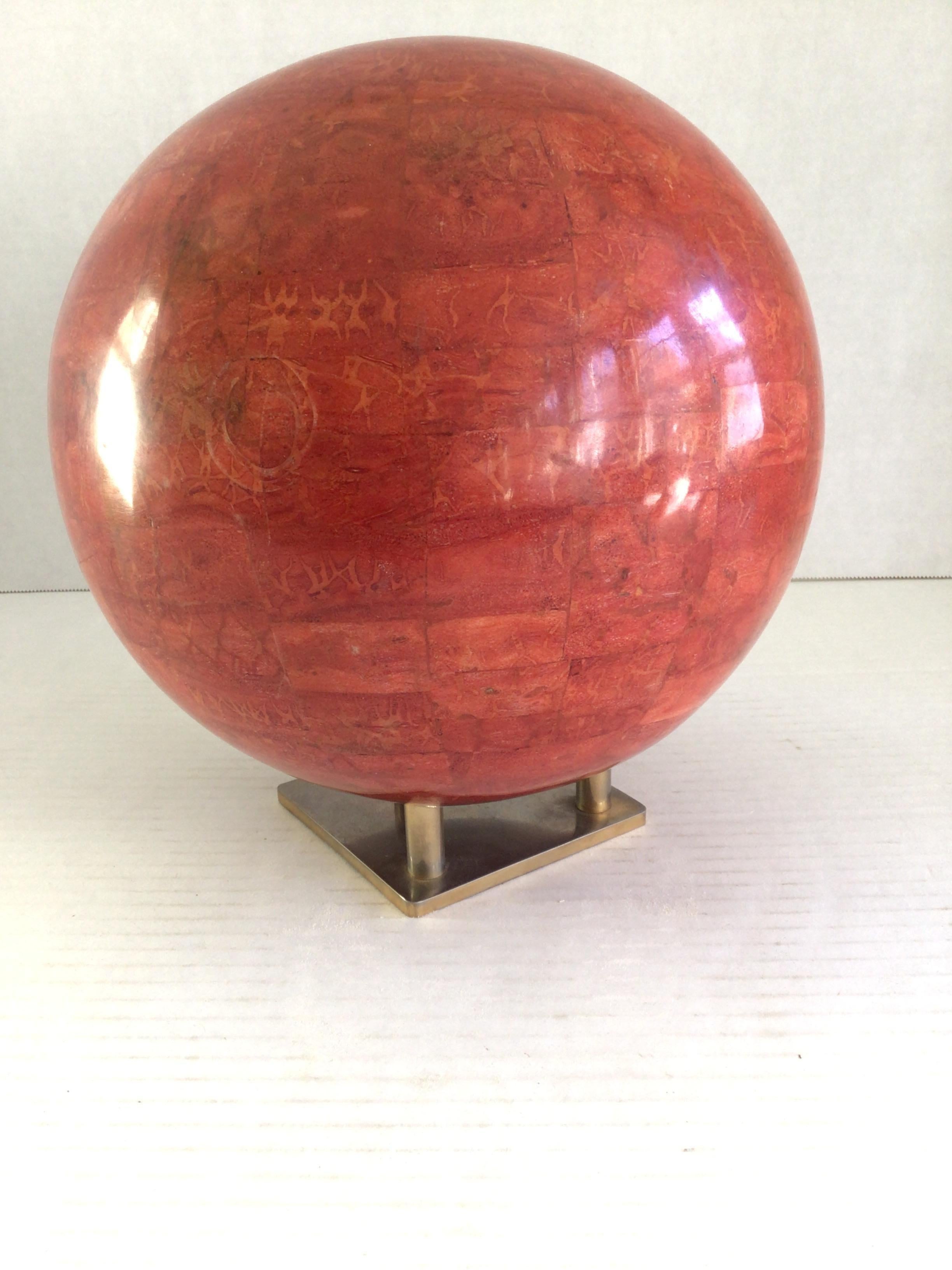 Sfera di pietra tessellata degli anni '70 su base di alluminio massiccio
Colorazione arancio-rossa (probabile pietra diaspro rosso)
La sfera ha una finitura laccata

Vene di ragno nella vernice che non si eliminano (indicative dell'età)
