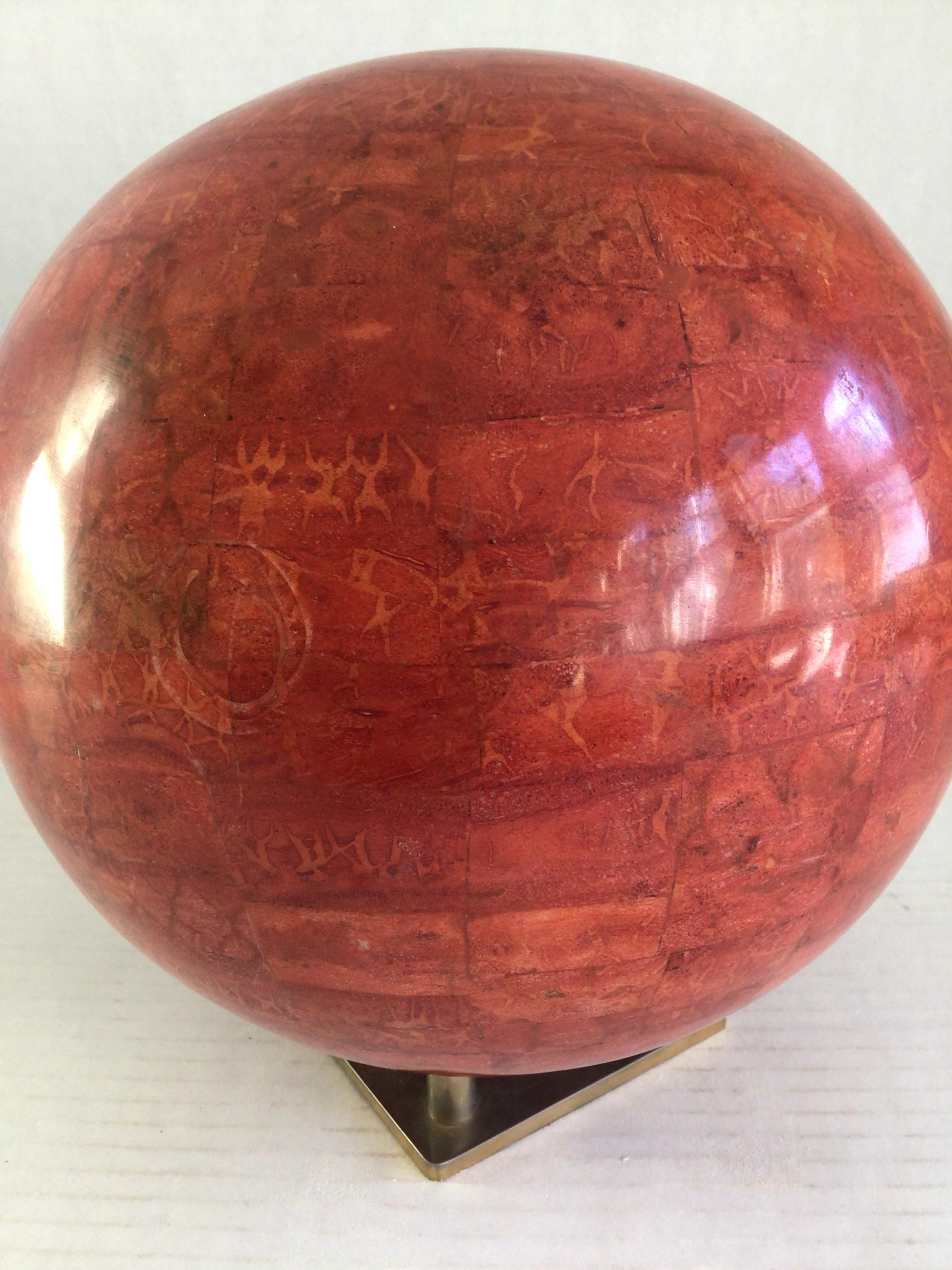 Sfera di pietra tessellata degli anni '70 su base di alluminio massiccio In condizioni buone in vendita a Tarrytown, NY