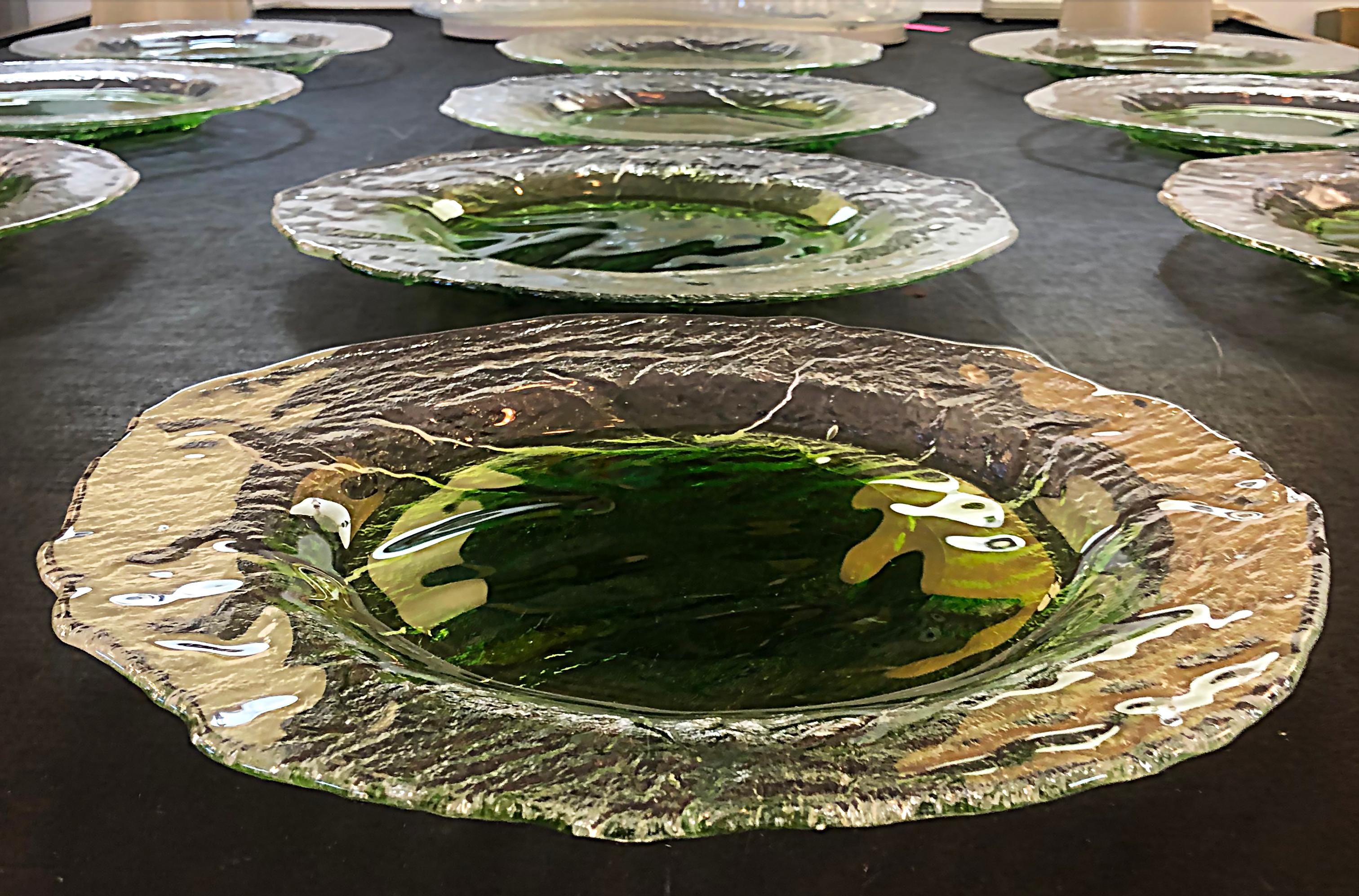 Scandinave moderne Assiettes en verre texturé Pertti Santalahti Humppila Kivi des années 1970, lot de 12 en vente