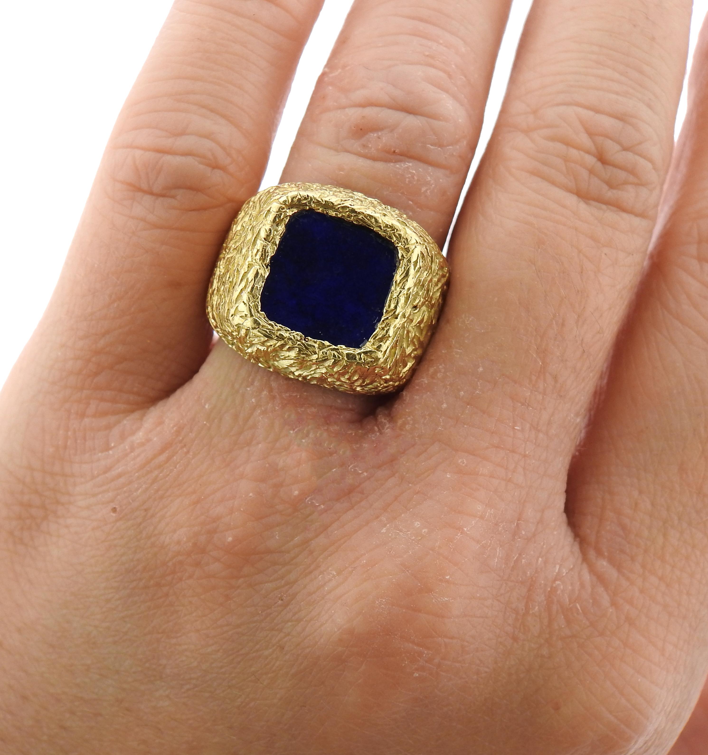 1970s Textured Gold Lapis Lazuli Ring In Excellent Condition In New York, NY