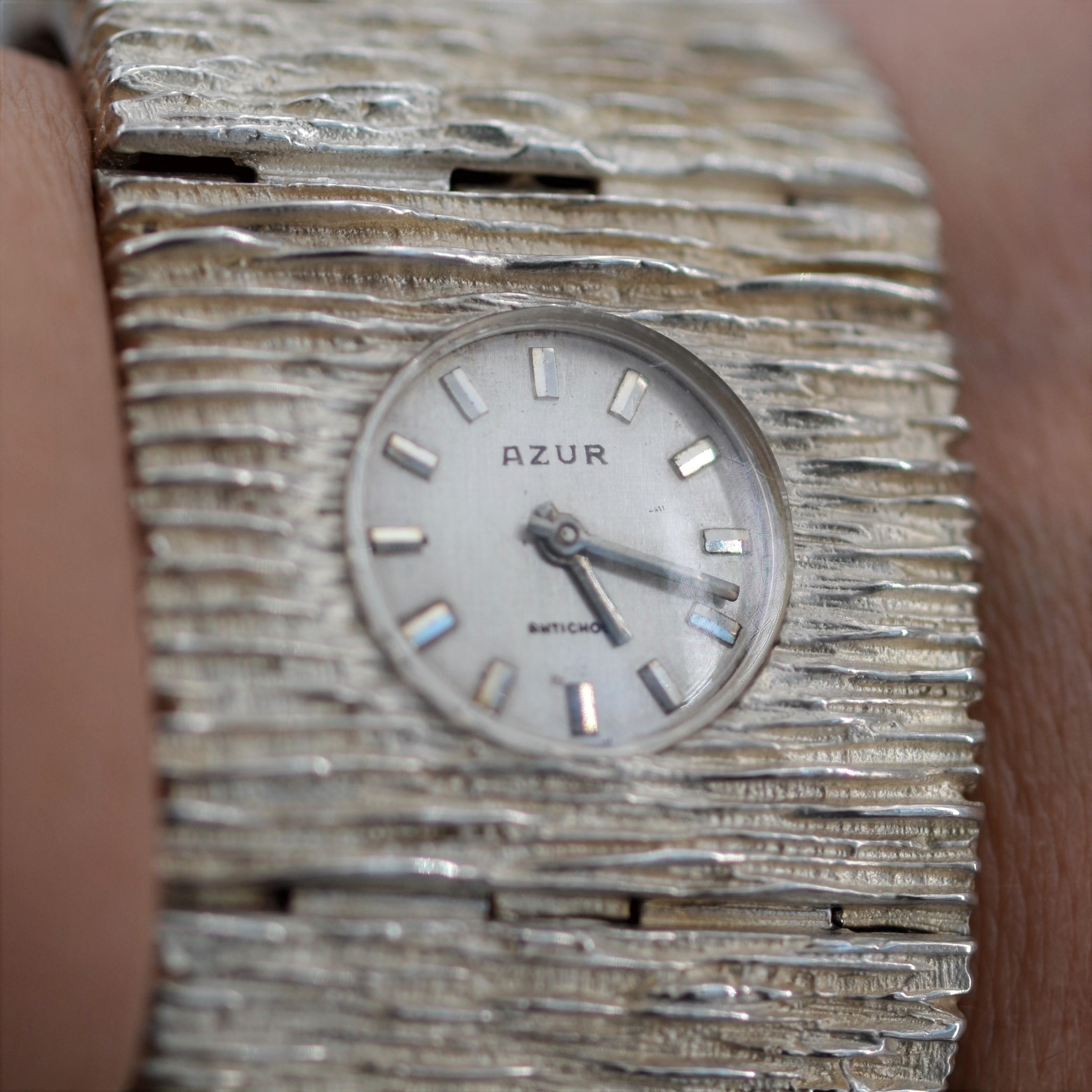 1970s Textured Silver Large Lady's Watch Bon état - En vente à Poitiers, FR