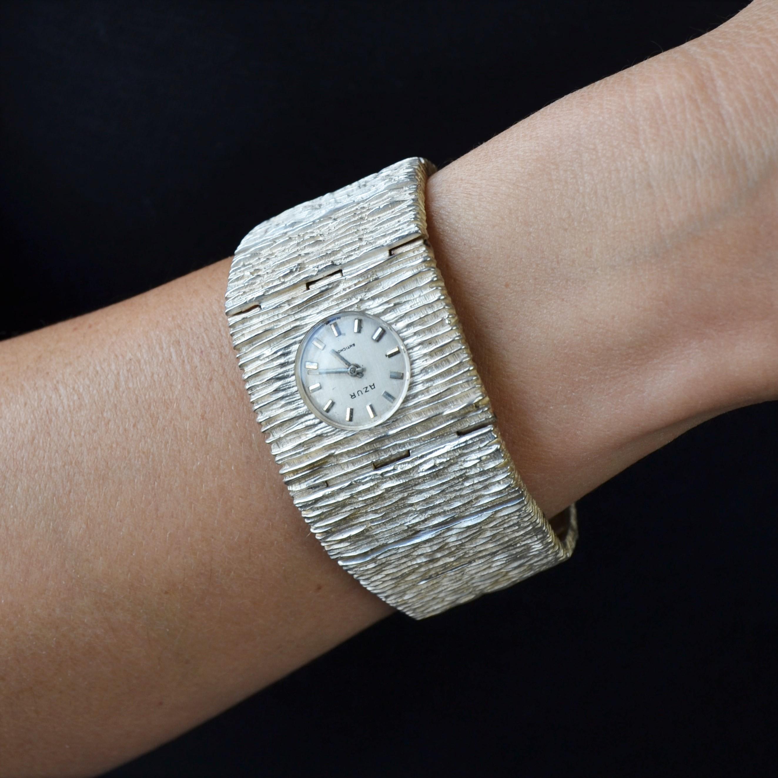 1970s Textured Silver Large Lady's Watch In Good Condition For Sale In Poitiers, FR