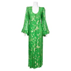 Maxivestido bohemio de seda verde metalizada con mangas onduladas Thea Porter Couture, años 70