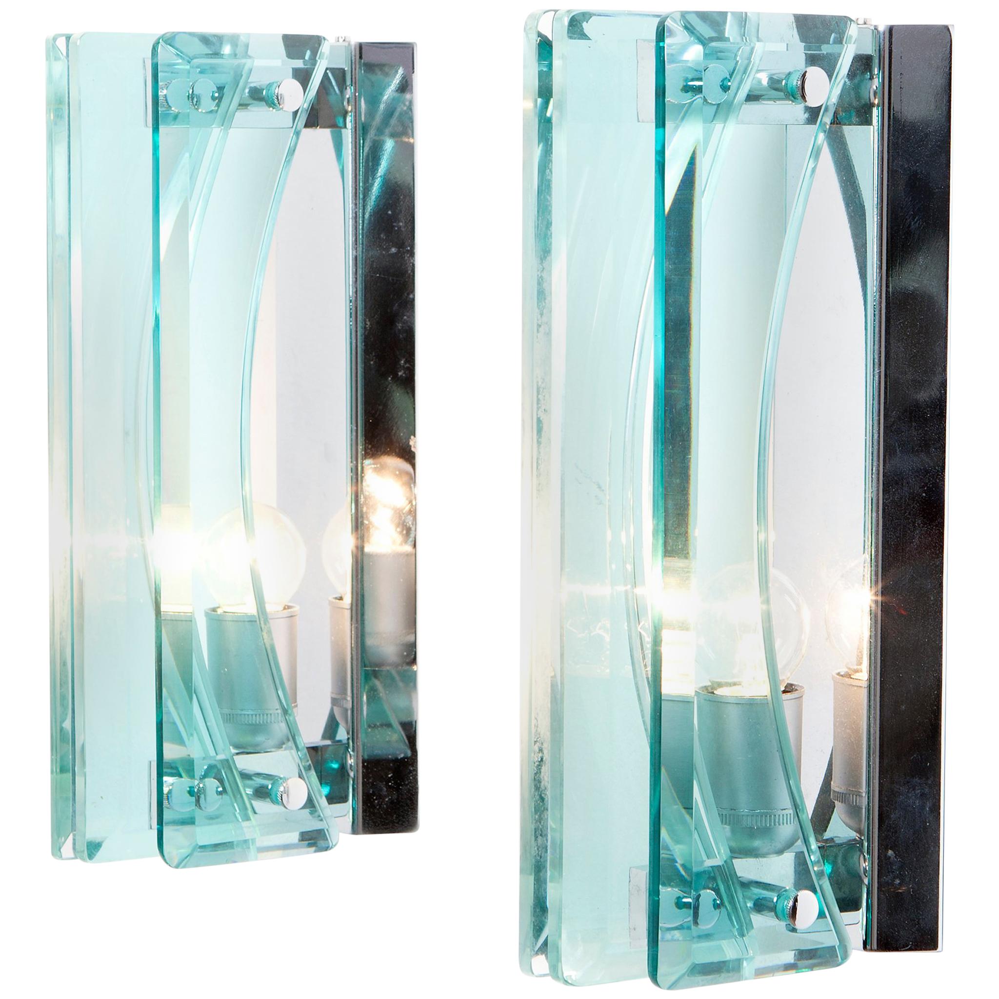 Se trata de una pieza destacada atribuida a Cristal Arte. A la vanguardia del diseño de los años 70, este conjunto de iluminación es audaz y bello. Cuñas de cristal azul, rodeando un marco cromado con una sola bombilla E14. Alrededor de 1970,