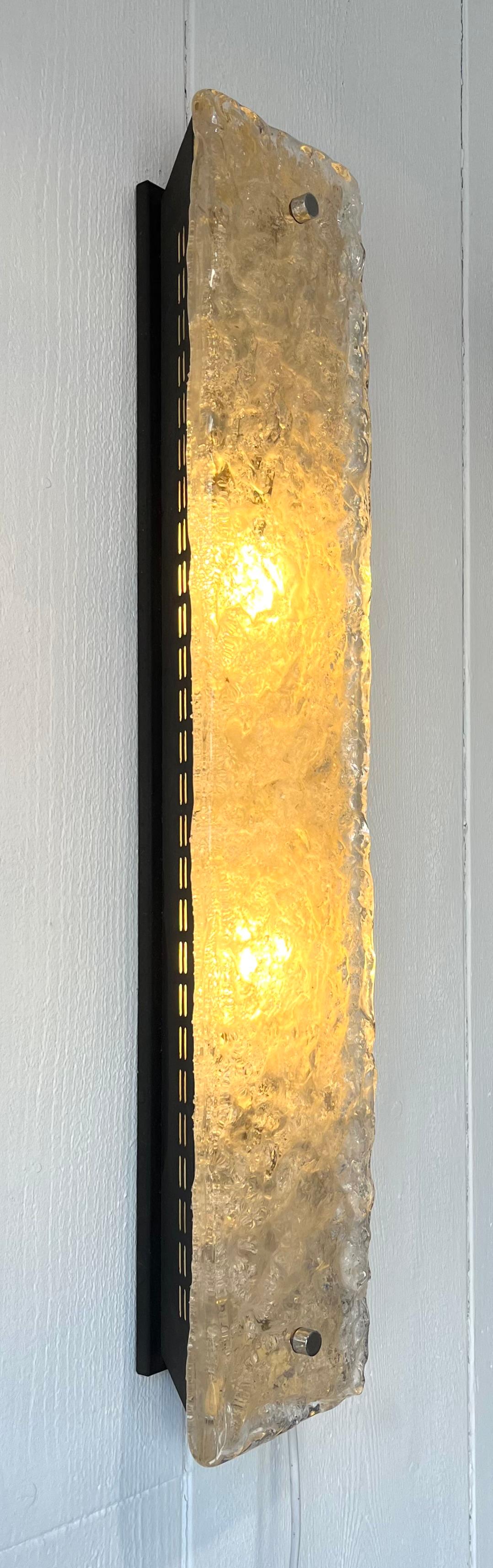 Losa de metal lacado negro y cristal grueso de los años 70
En ambos lados ranuras para dejar pasar la luz y el aire

4 bombillas 

Muy fácil de instalar
2 tornillos en el interior de la base metálica 
La losa está sujeta por 2 tapas cilíndricas de