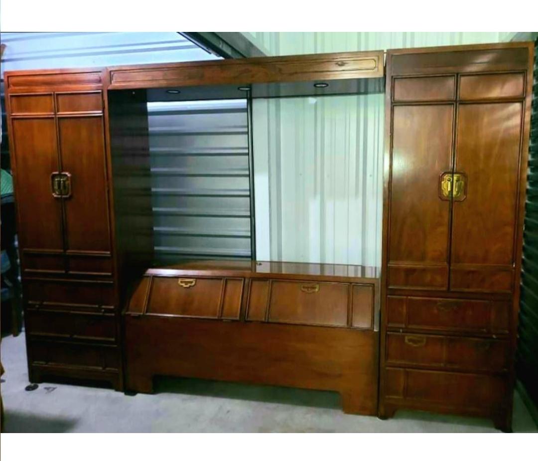 Thomasville Campaign queen size bedroom set. This set had one home for 40ish years and been in storage since. Incredible condition. Impeccable quality. Solid wood.
Insanely heavy.
There's a pull out tray in each tower for writing or eating.
Light