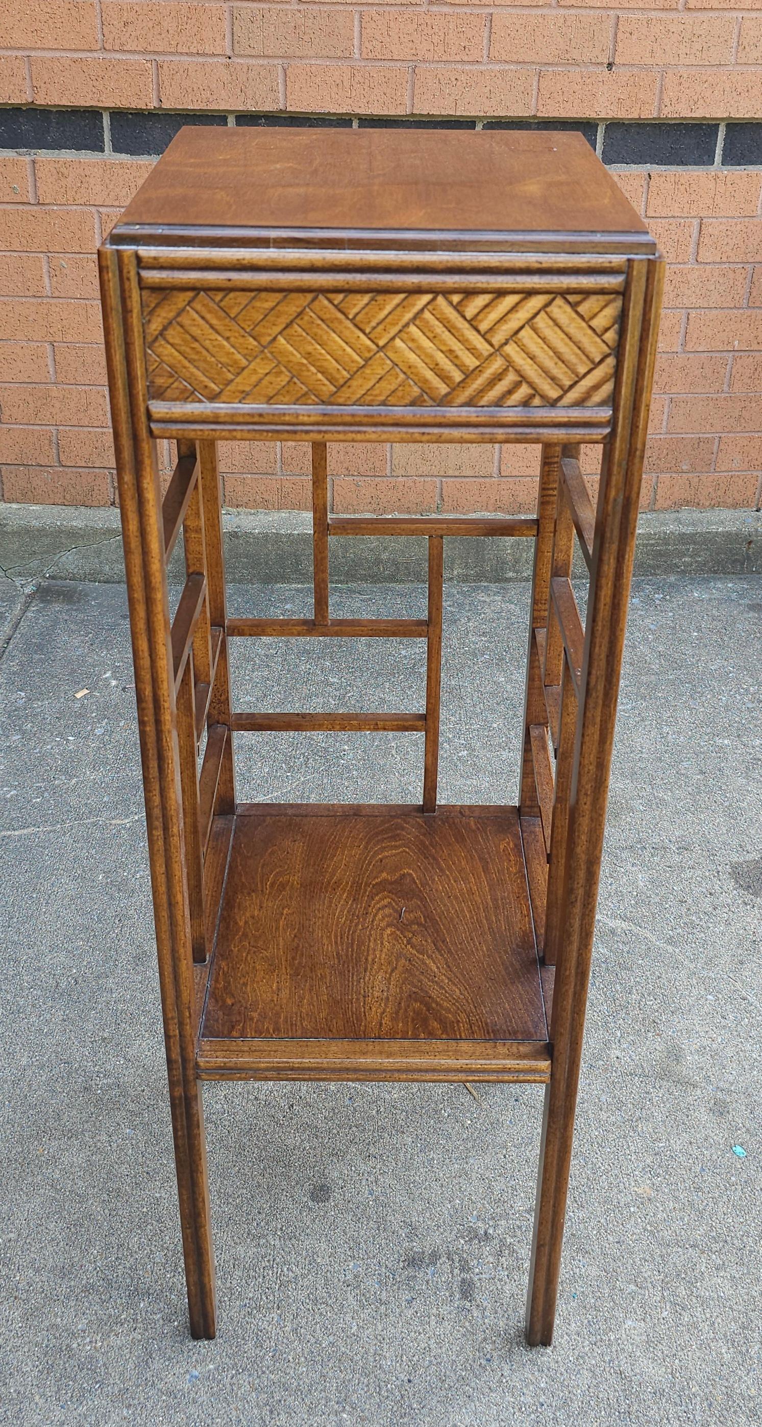 Ein 1970er Thomasville zwei Tier Nussbaum Faux Bambus und Split Reed Beistelltisch, Pedestal Plant Stand. Maße: 13