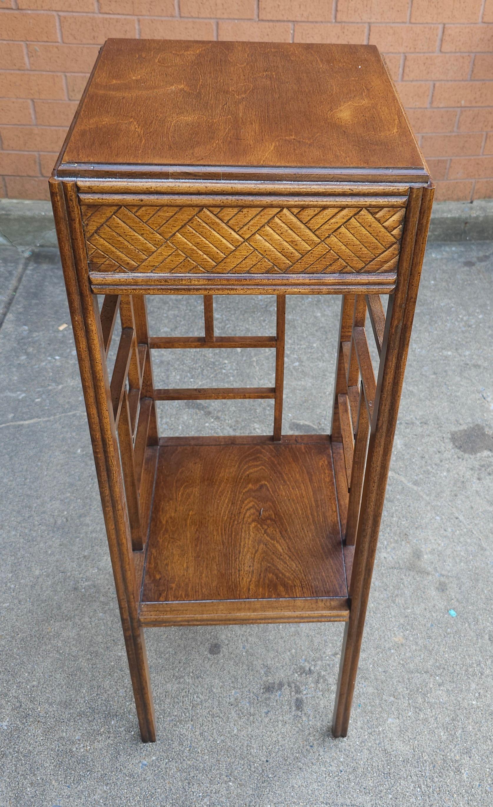 1970s Thomasville Tiered Walnut Faux Bambus und Split Reed Pedestal Plant Stand (Moderne der Mitte des Jahrhunderts) im Angebot