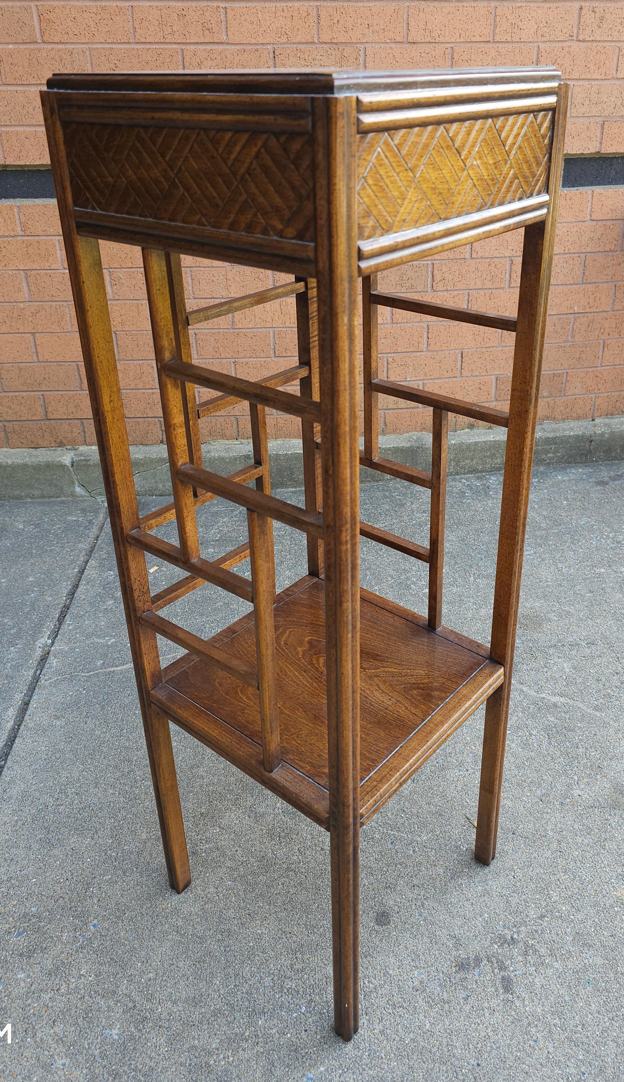 1970s Thomasville Tiered Walnut Faux Bambus und Split Reed Pedestal Plant Stand (amerikanisch) im Angebot