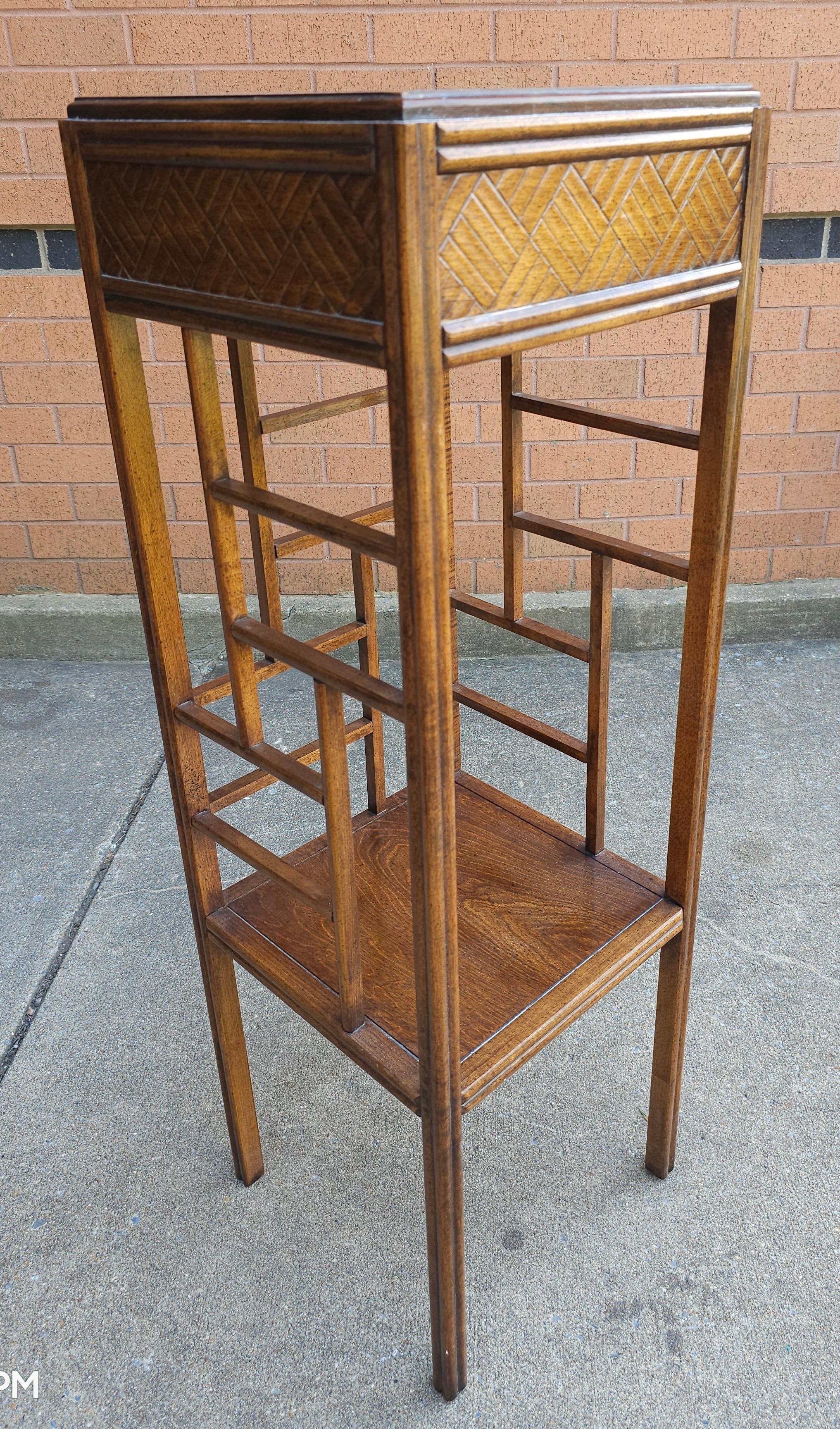 1970s Thomasville Tiered Walnut Faux Bambus und Split Reed Pedestal Plant Stand (Sonstiges) im Angebot