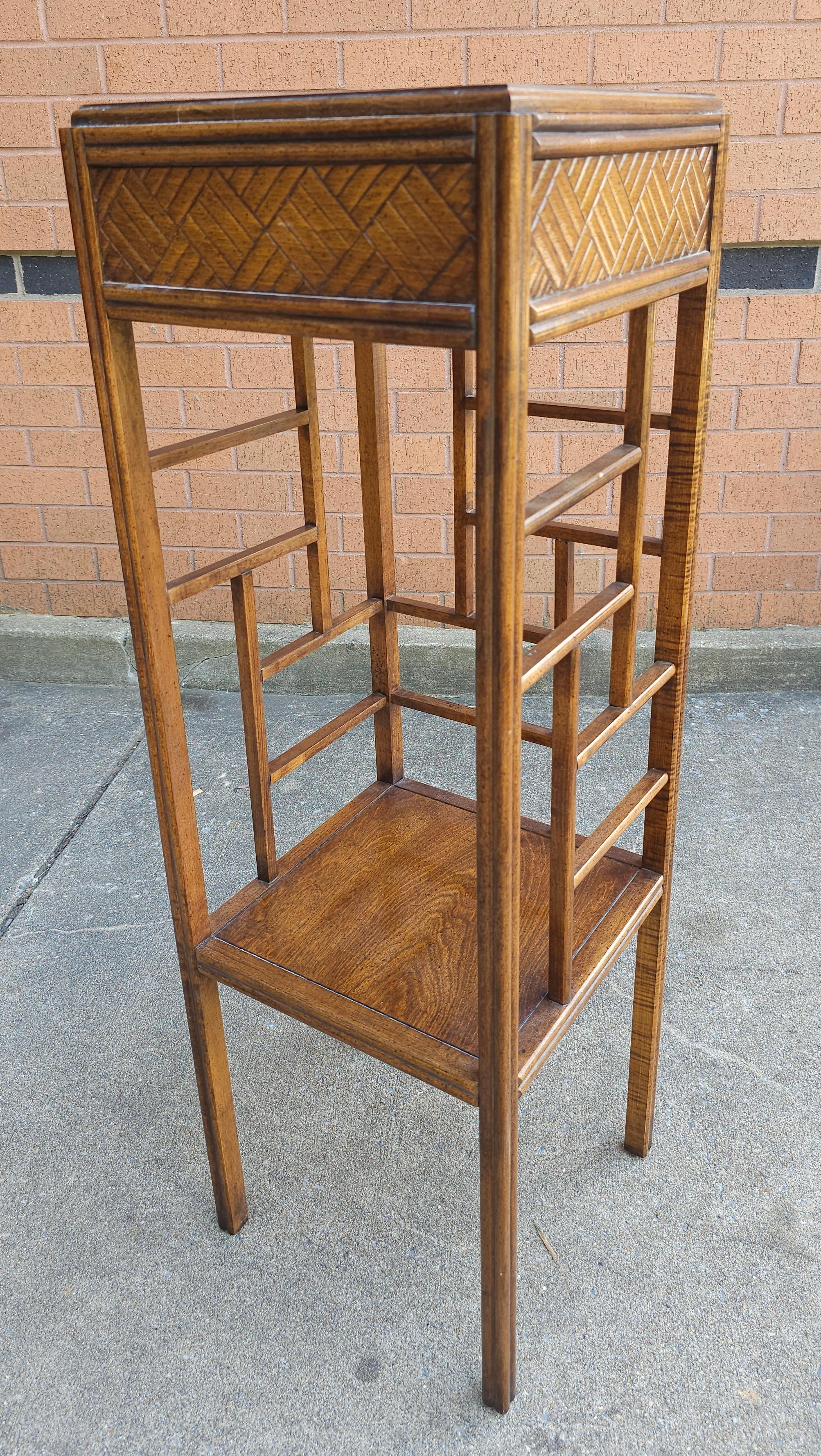 1970s Thomasville Tiered Walnut Faux Bambus und Split Reed Pedestal Plant Stand im Zustand „Gut“ im Angebot in Germantown, MD