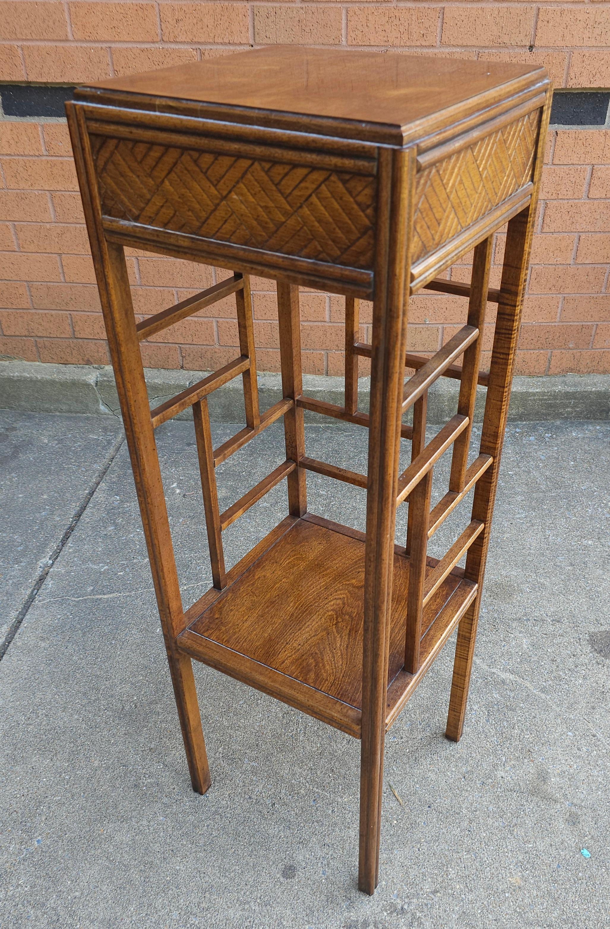 1970s Thomasville Tiered Walnut Faux Bambus und Split Reed Pedestal Plant Stand (20. Jahrhundert) im Angebot