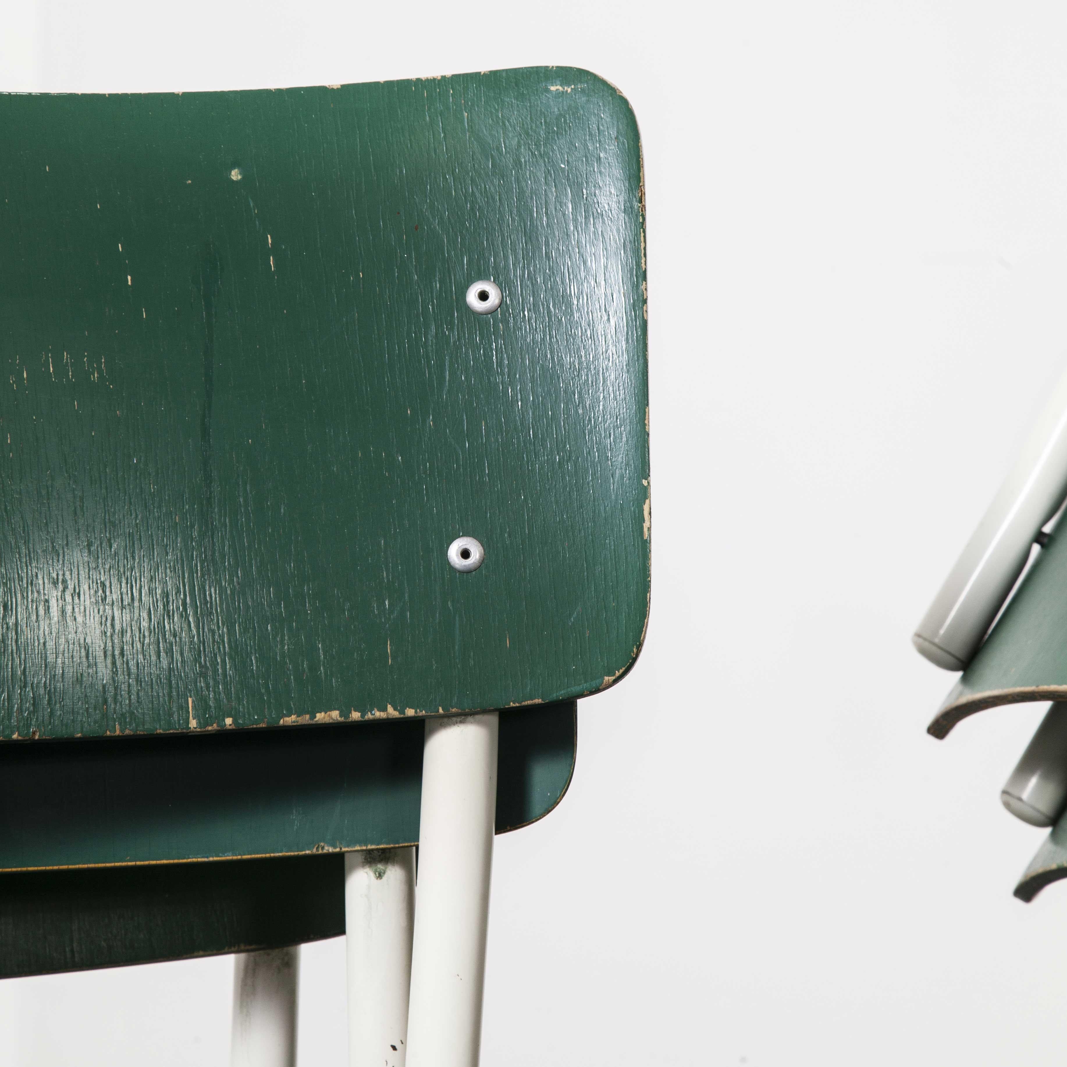 Chaises de salle à manger empilables Thonet des années 1970 pour l'armée allemande - vert - bonne Qté en vente 2