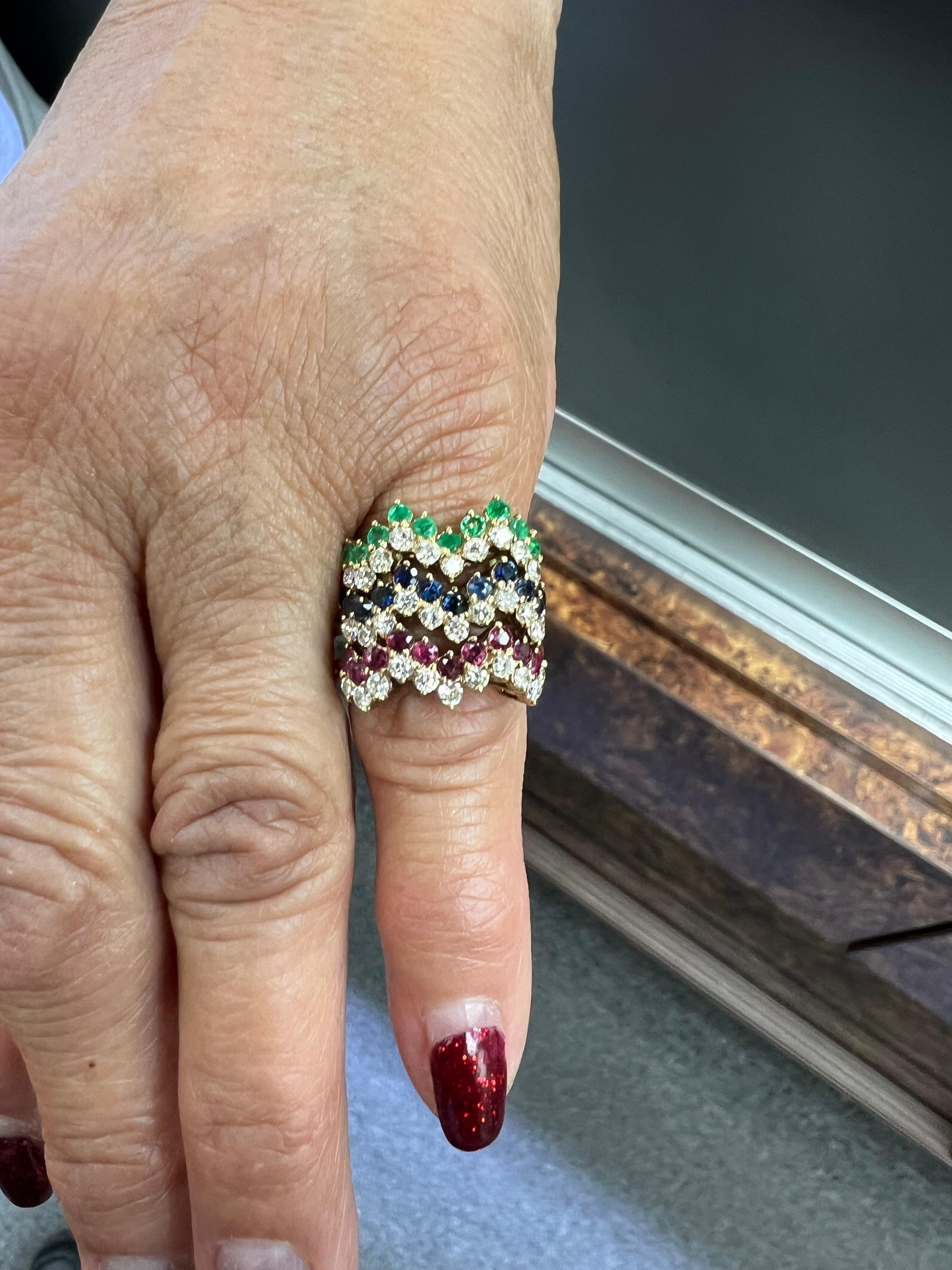 1970s Three Ring Set with diamonds emeralds rubies sapphires in 18k yellow gold size 3.75.

L'ensemble de trois bagues des années 1970 est en or jaune 18 carats.  Il est conçu comme un zigzag de deux rangées de pierres dans chaque anneau.  L'un