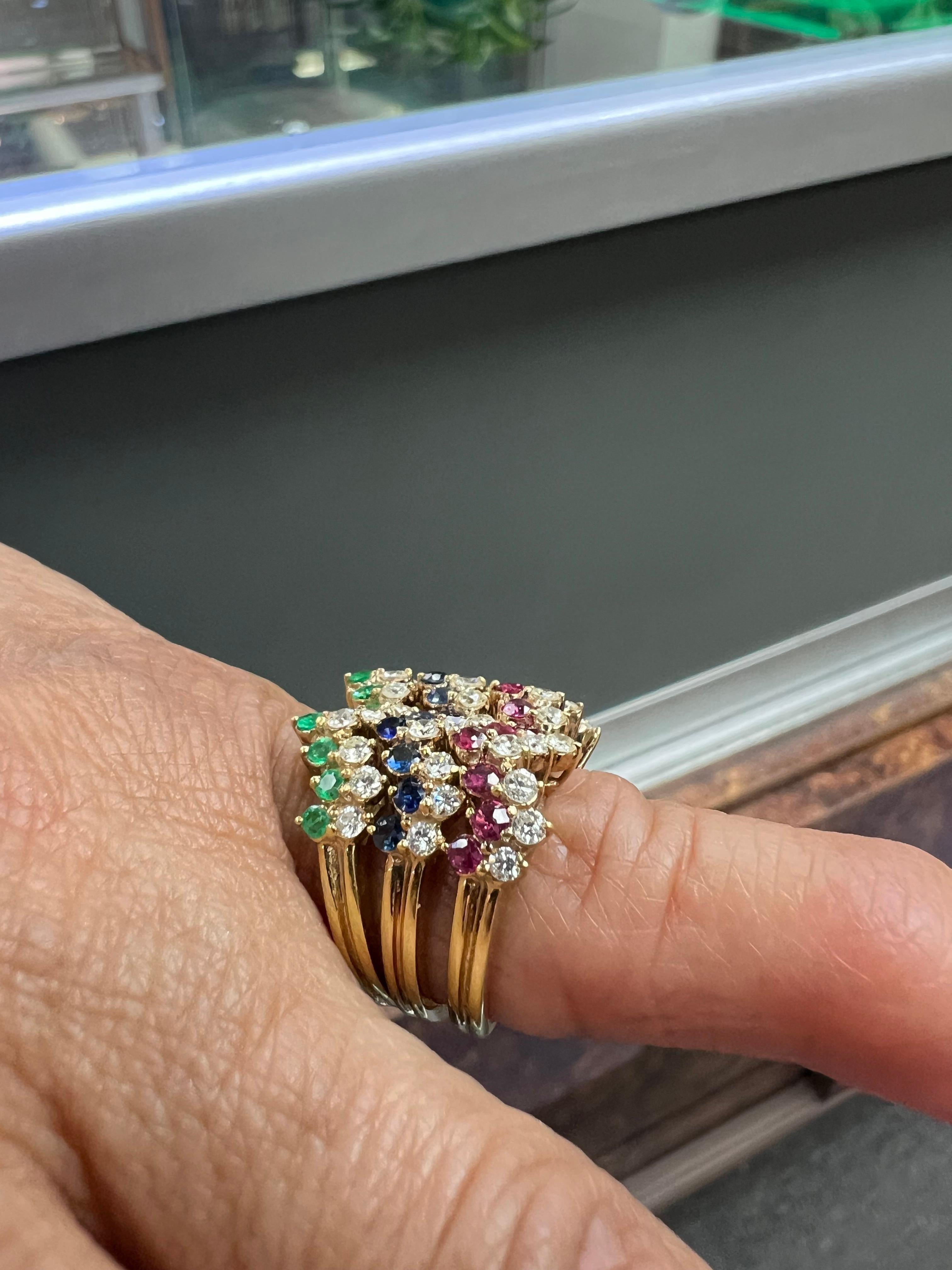Moderne 1970s Three Ring Set Diamonds Emeralds Rubies Sapphires 18k Yellow Gold Size 3.7 en vente